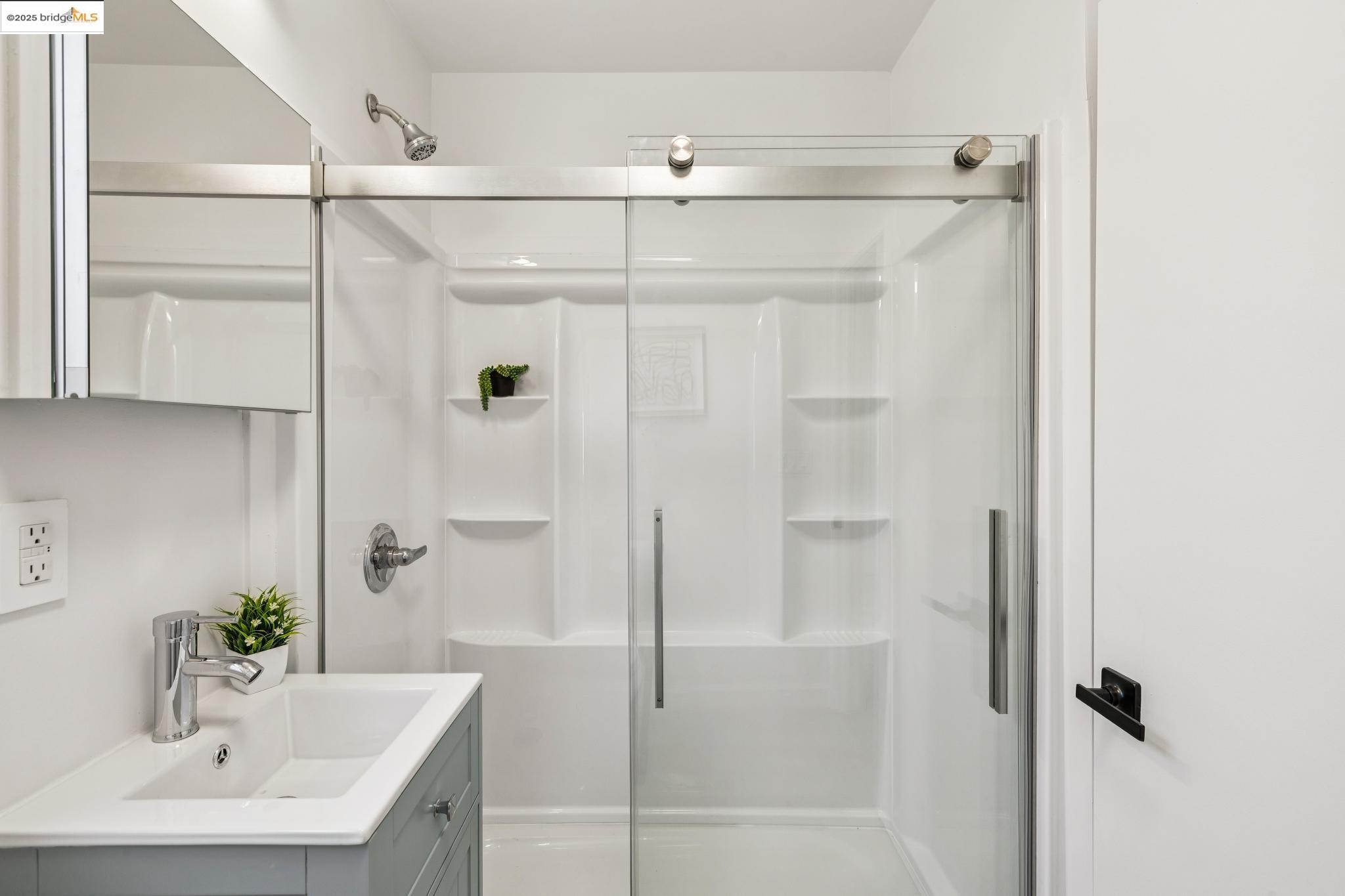Detail Gallery Image 25 of 58 For 904 41st St, Oakland,  CA 94608 - 3 Beds | 2/1 Baths
