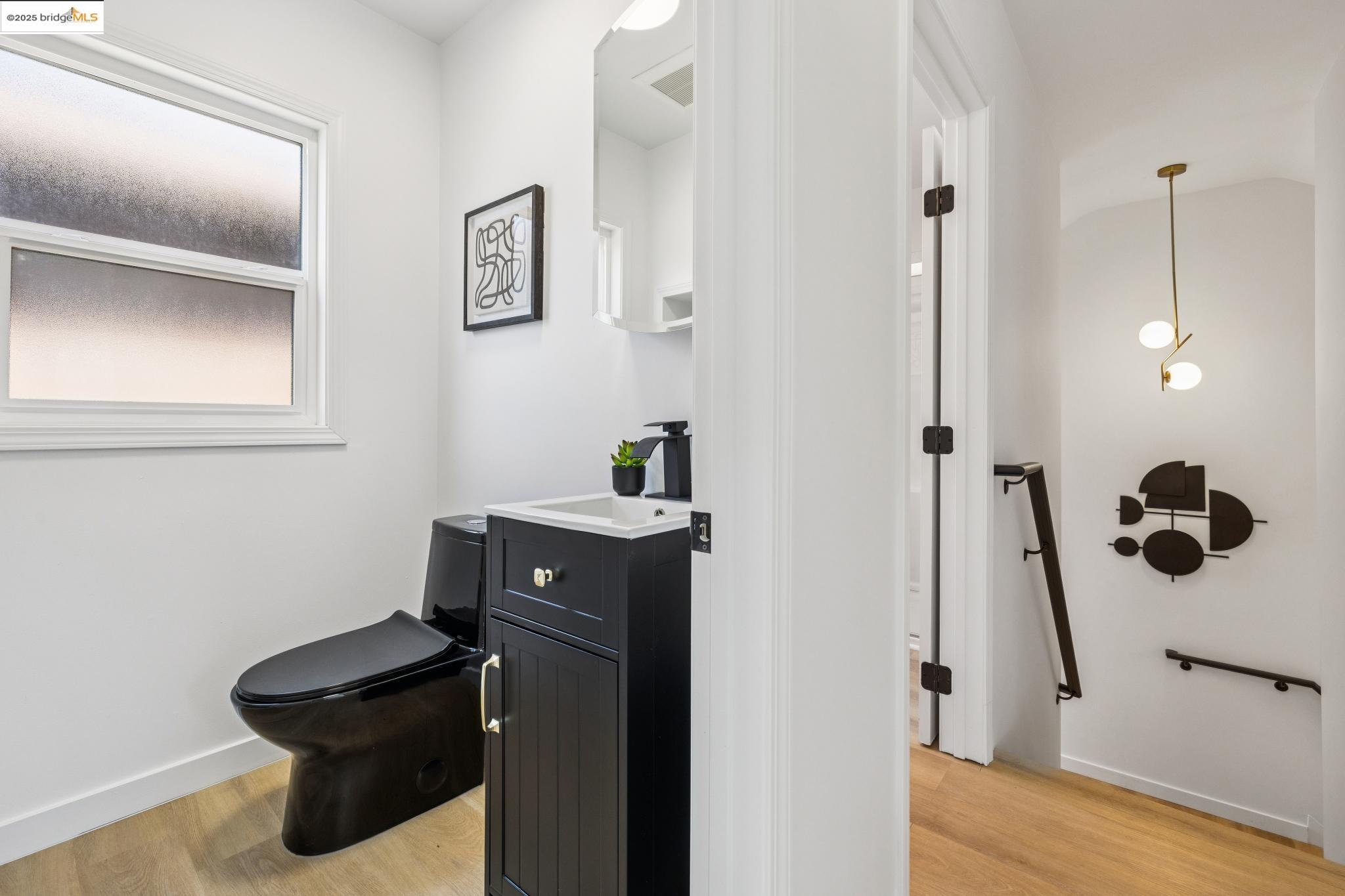 Detail Gallery Image 27 of 58 For 904 41st St, Oakland,  CA 94608 - 3 Beds | 2/1 Baths