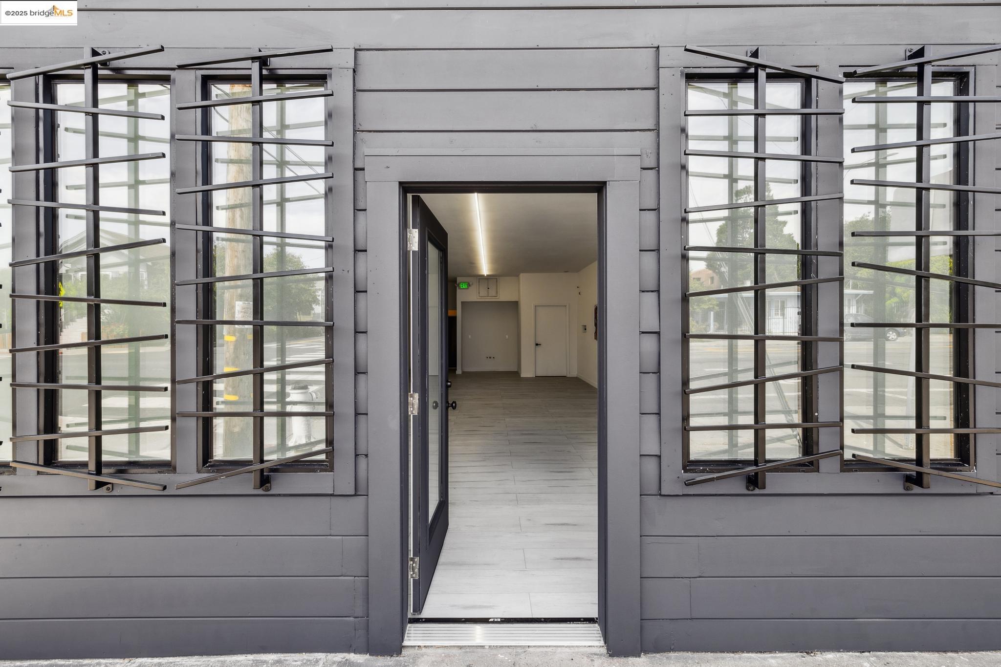 Detail Gallery Image 34 of 58 For 904 41st St, Oakland,  CA 94608 - 3 Beds | 2/1 Baths