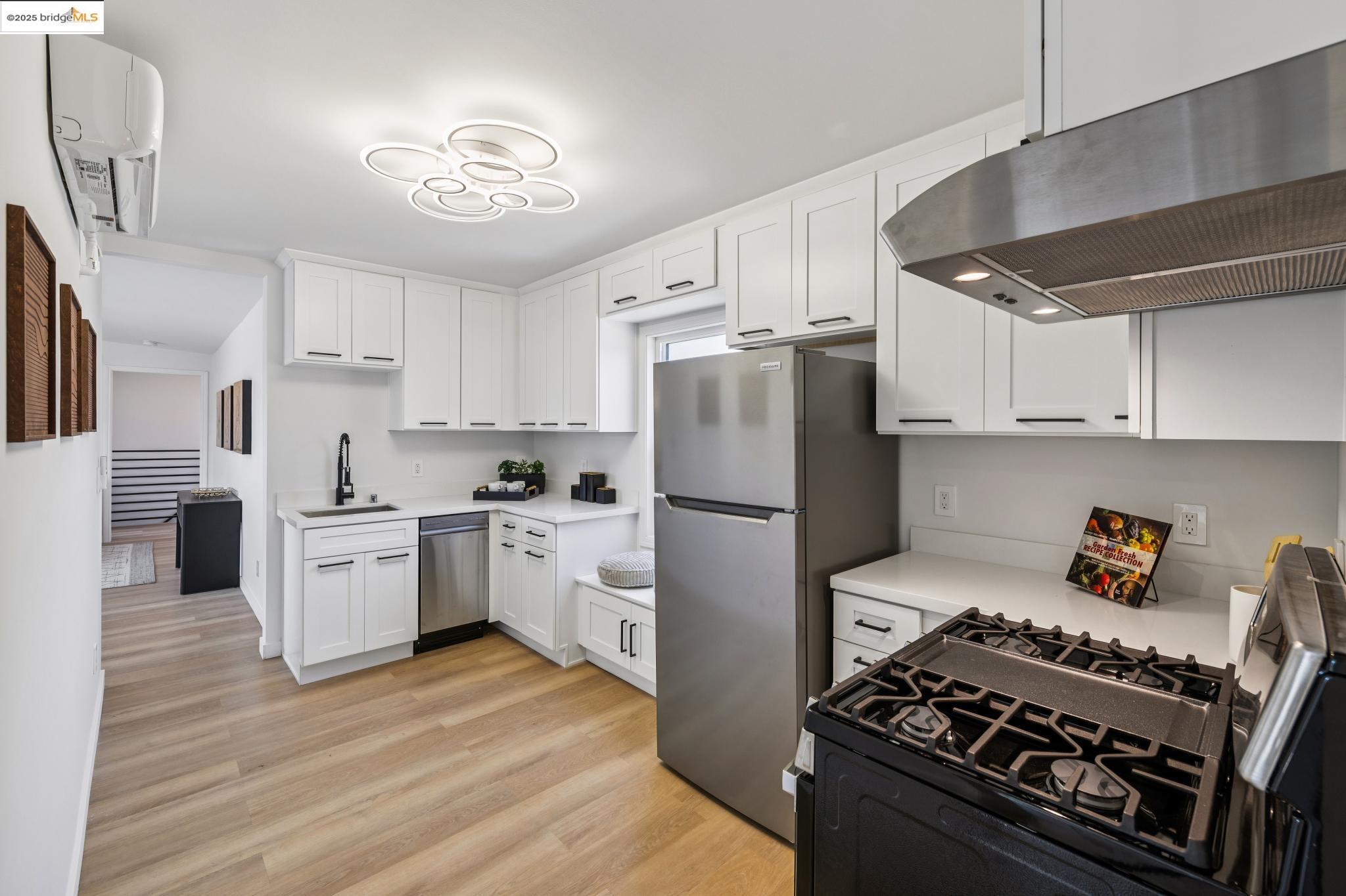 Detail Gallery Image 5 of 58 For 904 41st St, Oakland,  CA 94608 - 3 Beds | 2/1 Baths
