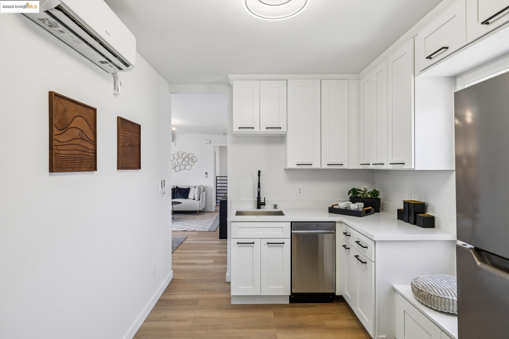 Detail Gallery Image 6 of 58 For 904 41st St, Oakland,  CA 94608 - 3 Beds | 2/1 Baths
