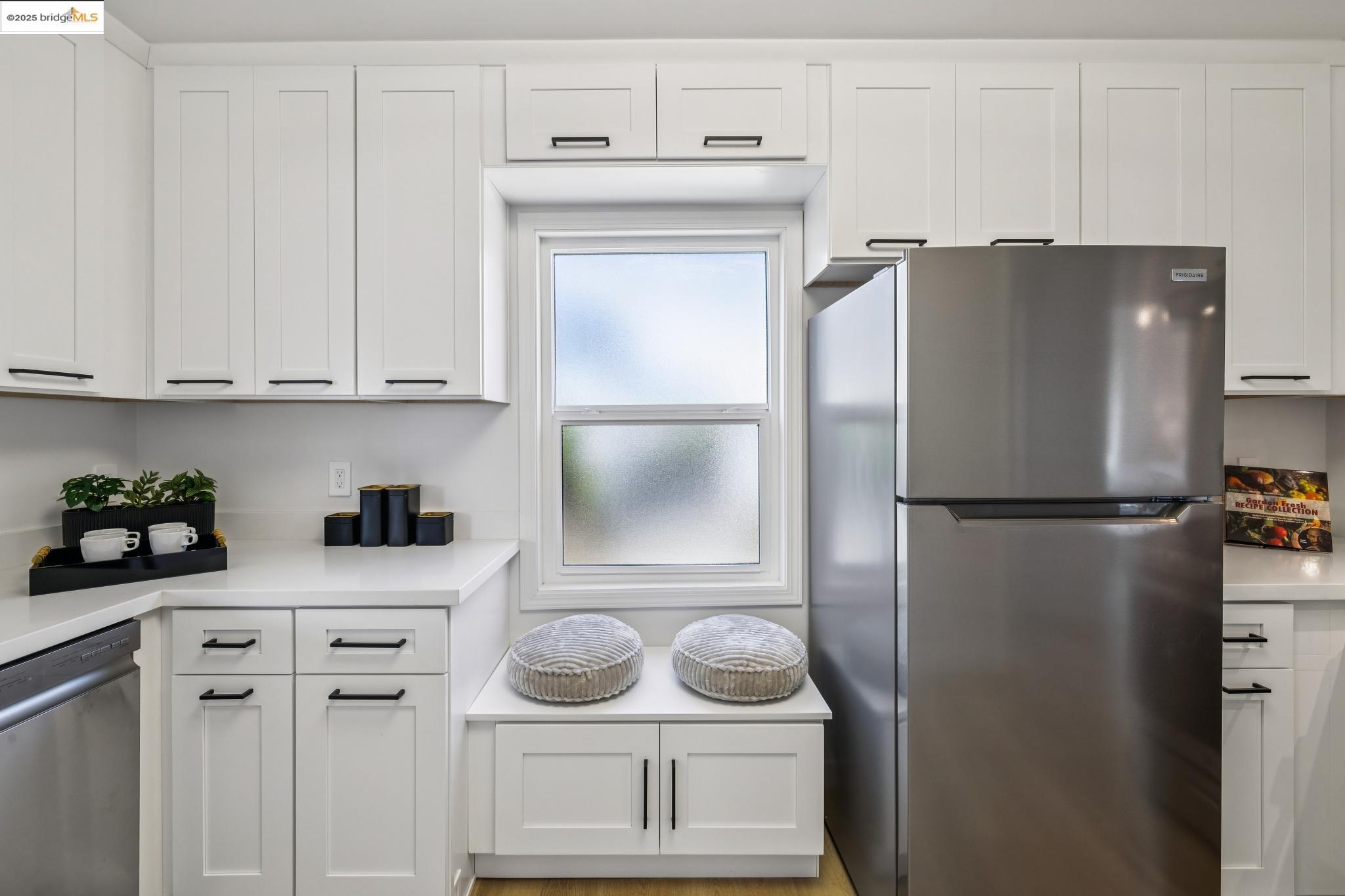 Detail Gallery Image 7 of 58 For 904 41st St, Oakland,  CA 94608 - 3 Beds | 2/1 Baths