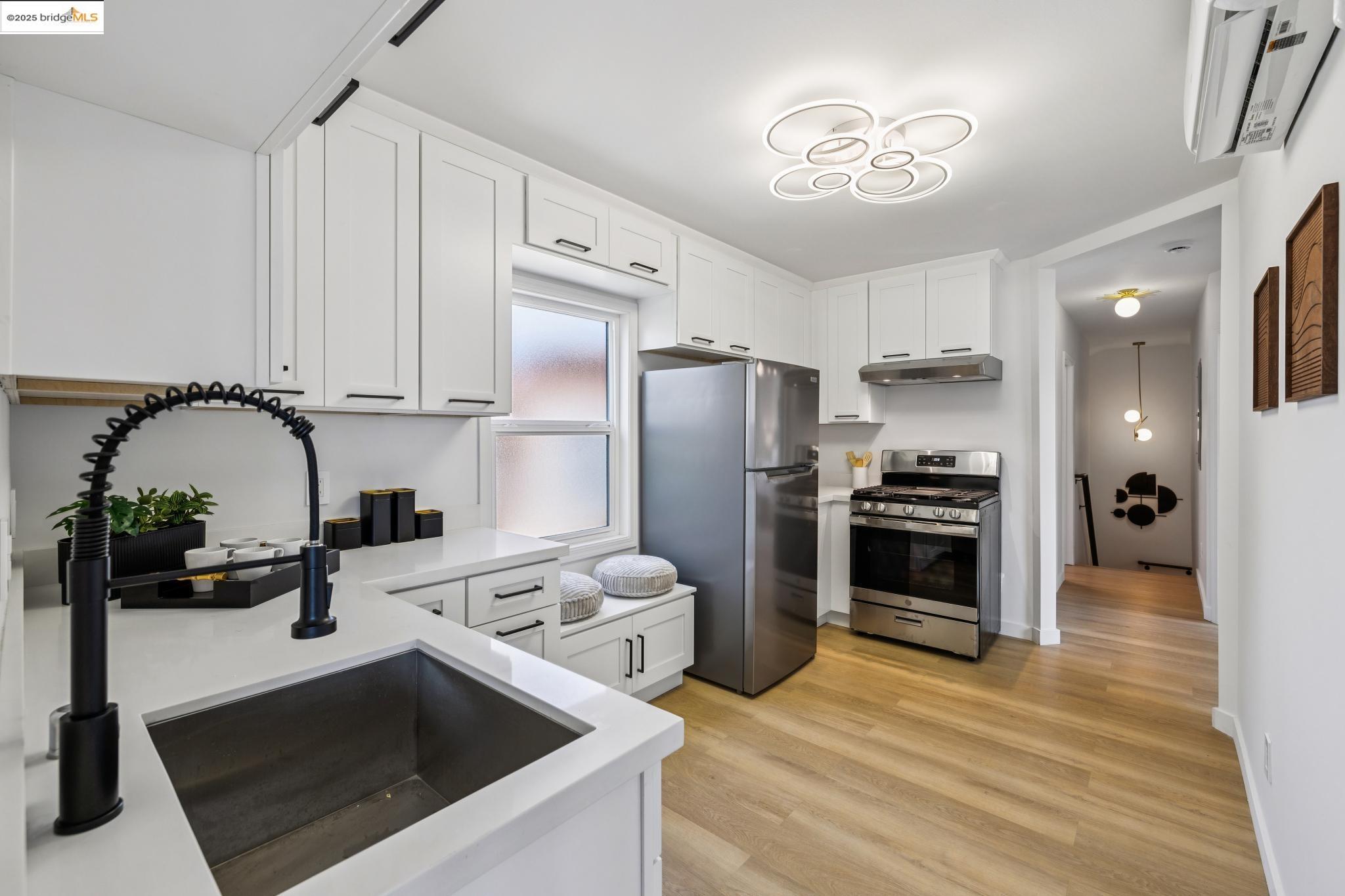 Detail Gallery Image 8 of 58 For 904 41st St, Oakland,  CA 94608 - 3 Beds | 2/1 Baths