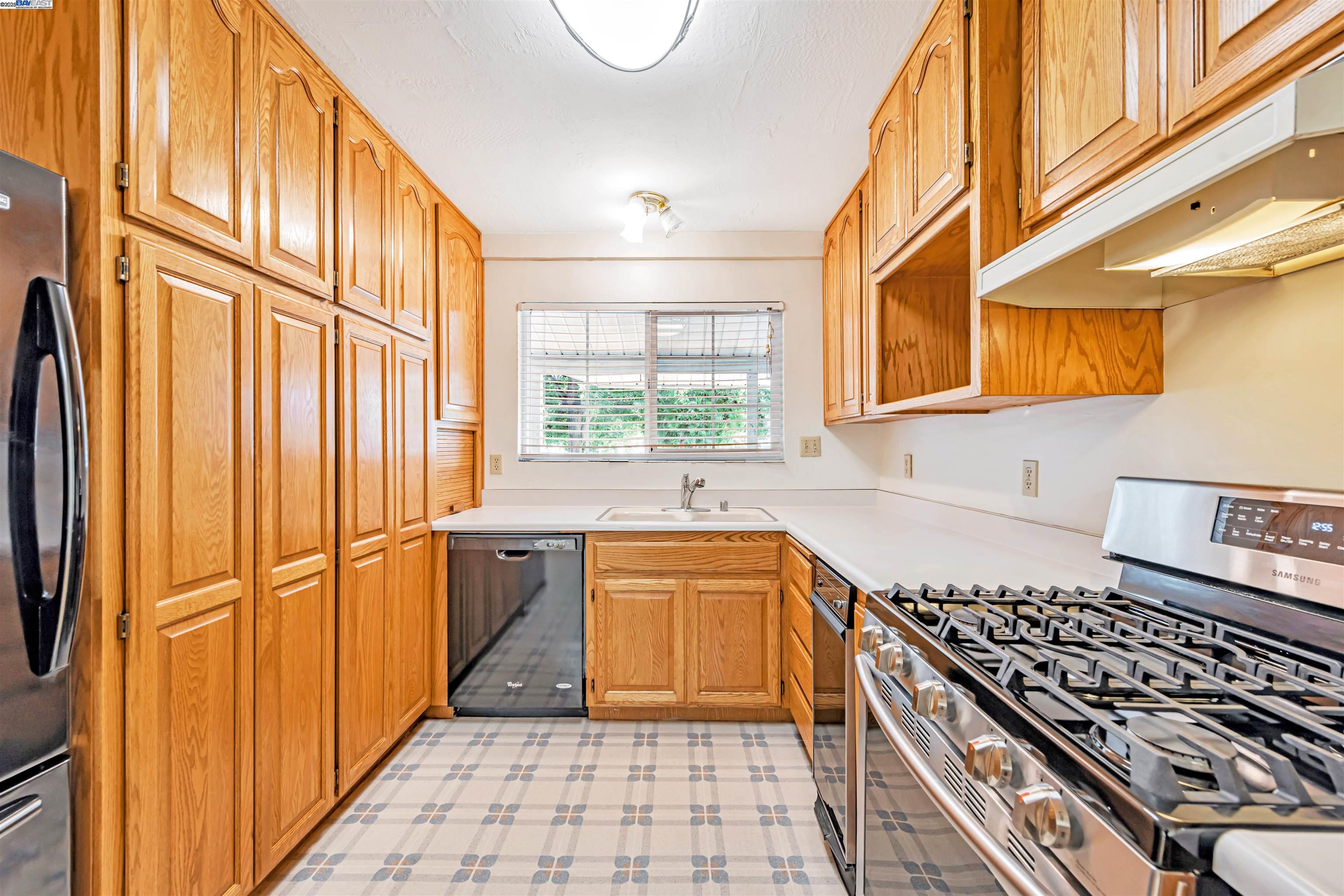 Detail Gallery Image 11 of 56 For 38952 Emrol Ave, Fremont,  CA 94536 - 6 Beds | 3 Baths