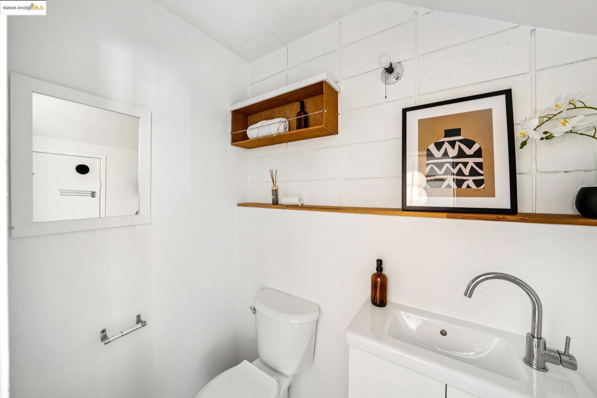 Detail Gallery Image 11 of 59 For 2760 Park Blvd, Oakland,  CA 94606 - 3 Beds | 2/1 Baths