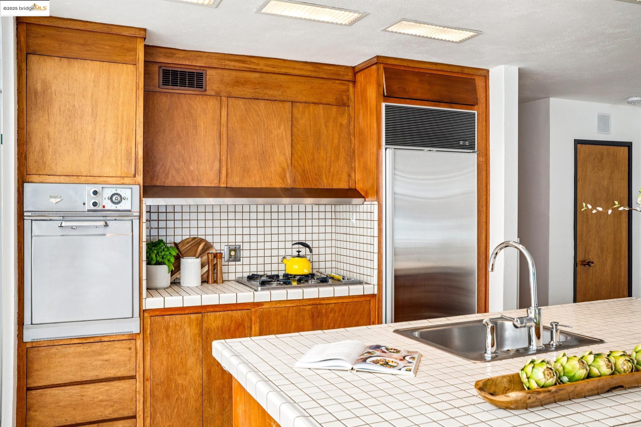 Detail Gallery Image 34 of 59 For 2760 Park Blvd, Oakland,  CA 94606 - 3 Beds | 2/1 Baths
