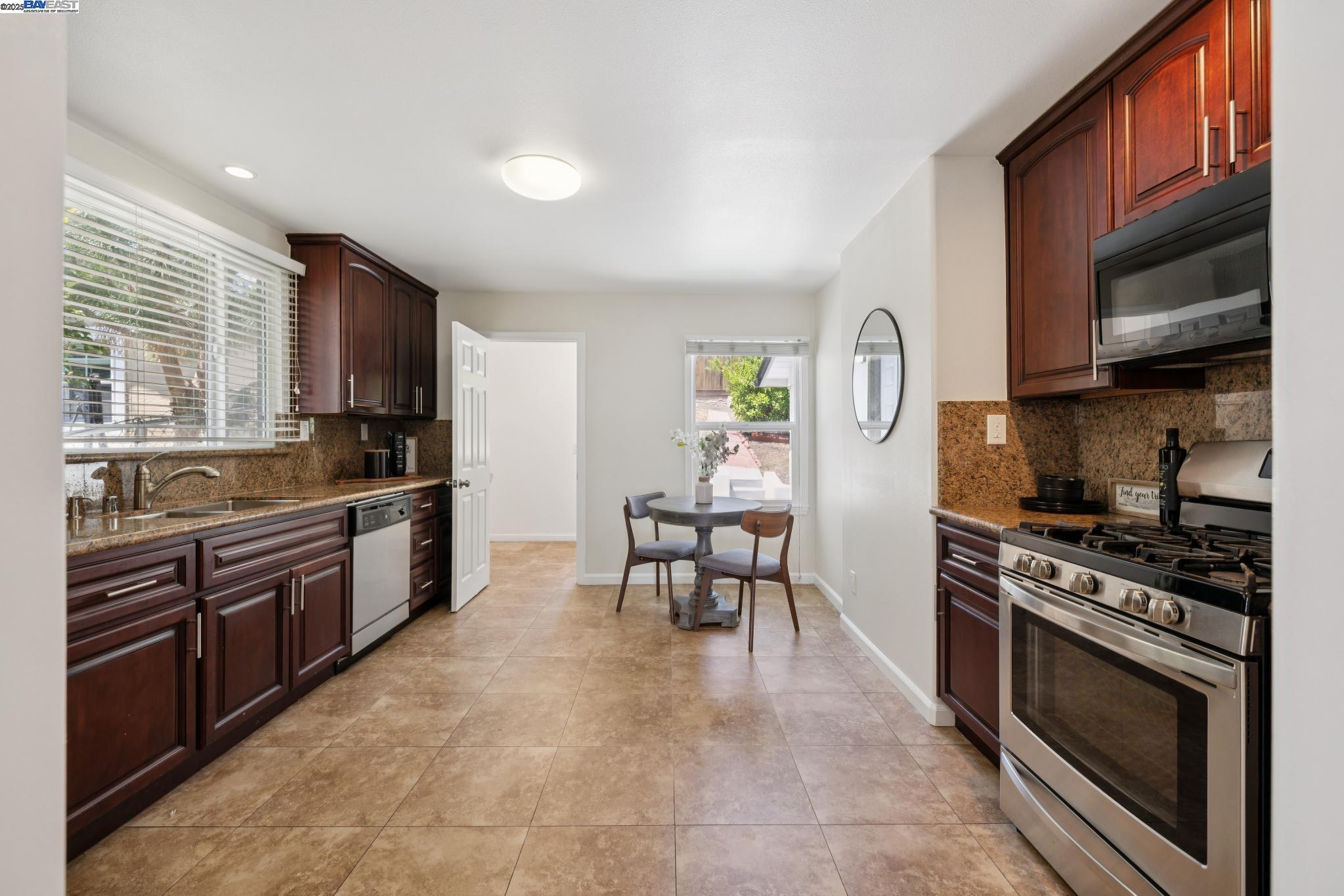 Detail Gallery Image 14 of 55 For 2643 99th Ave, Oakland,  CA 94605 - 3 Beds | 2 Baths