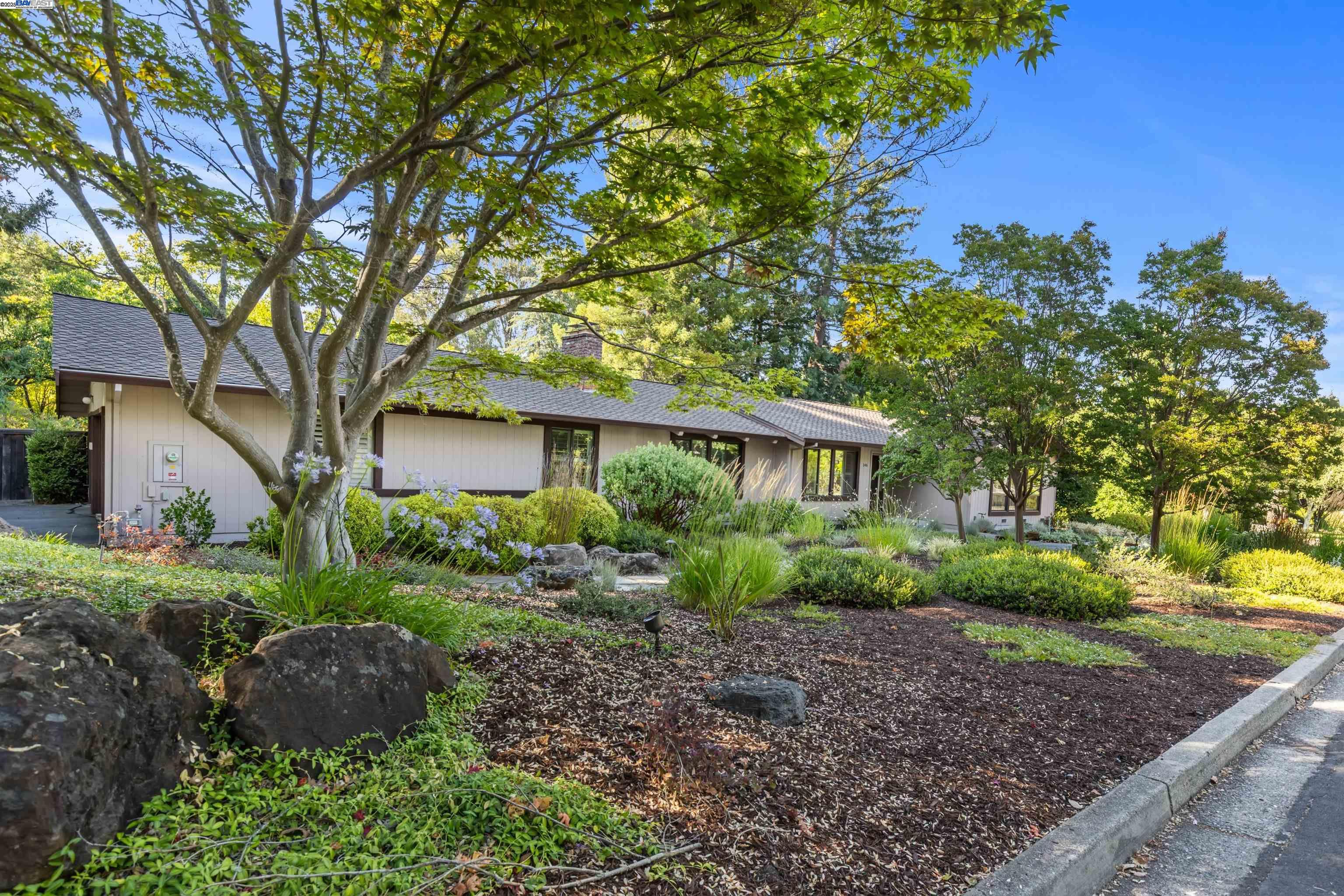 Detail Gallery Image 2 of 60 For 146 via Copla, Alamo,  CA 94507 - 5 Beds | 3 Baths