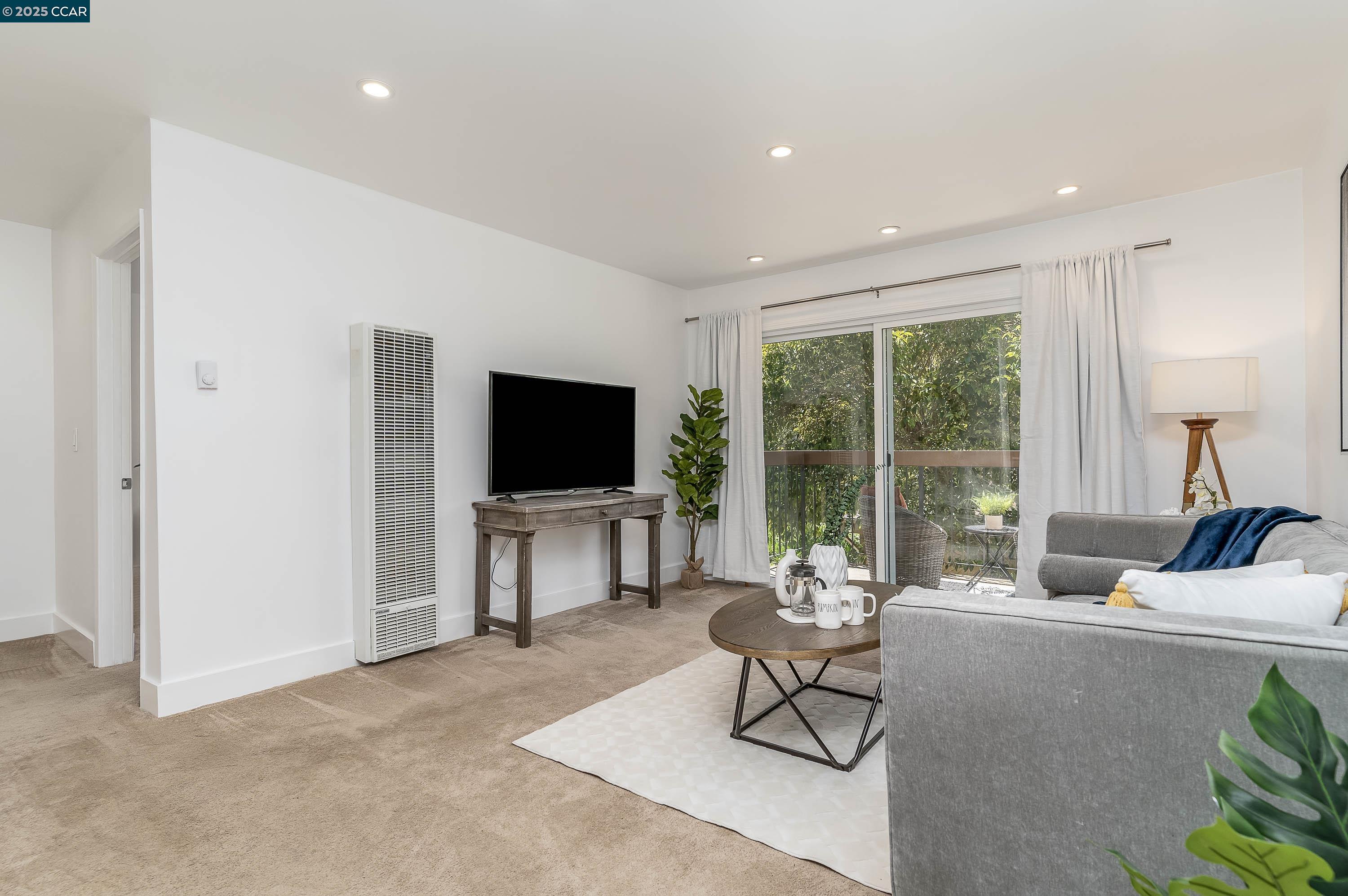 Detail Gallery Image 1 of 18 For 5305 Ridgeview Cir #8,  El Sobrante,  CA 94803 - 1 Beds | 1 Baths