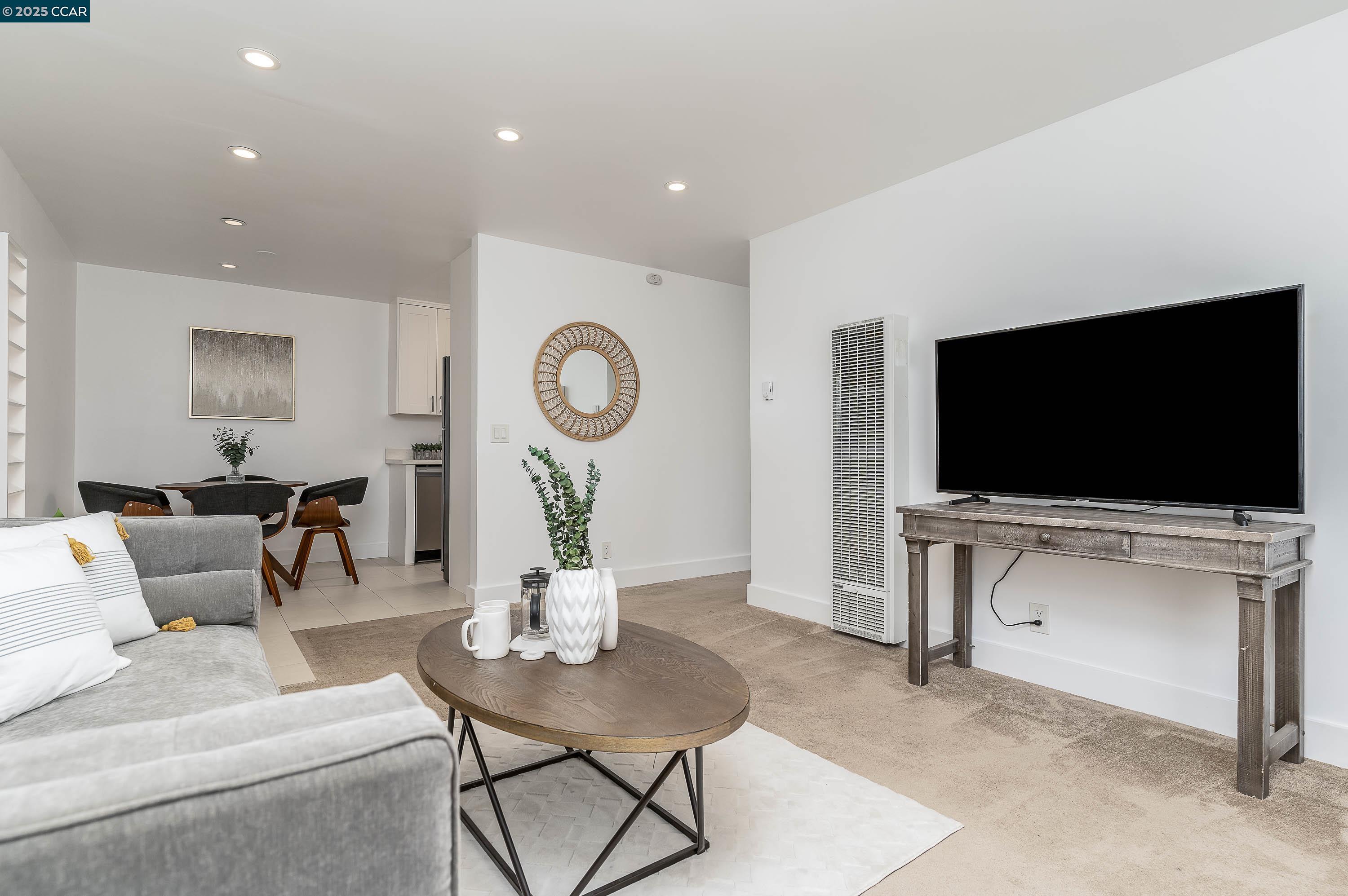 Detail Gallery Image 2 of 18 For 5305 Ridgeview Cir #8,  El Sobrante,  CA 94803 - 1 Beds | 1 Baths