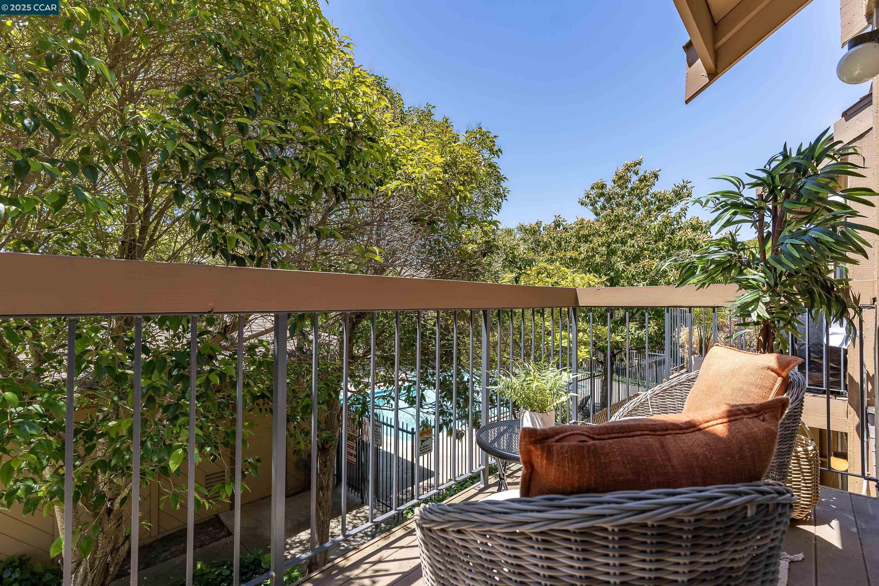 Detail Gallery Image 11 of 18 For 5305 Ridgeview Cir #8,  El Sobrante,  CA 94803 - 1 Beds | 1 Baths