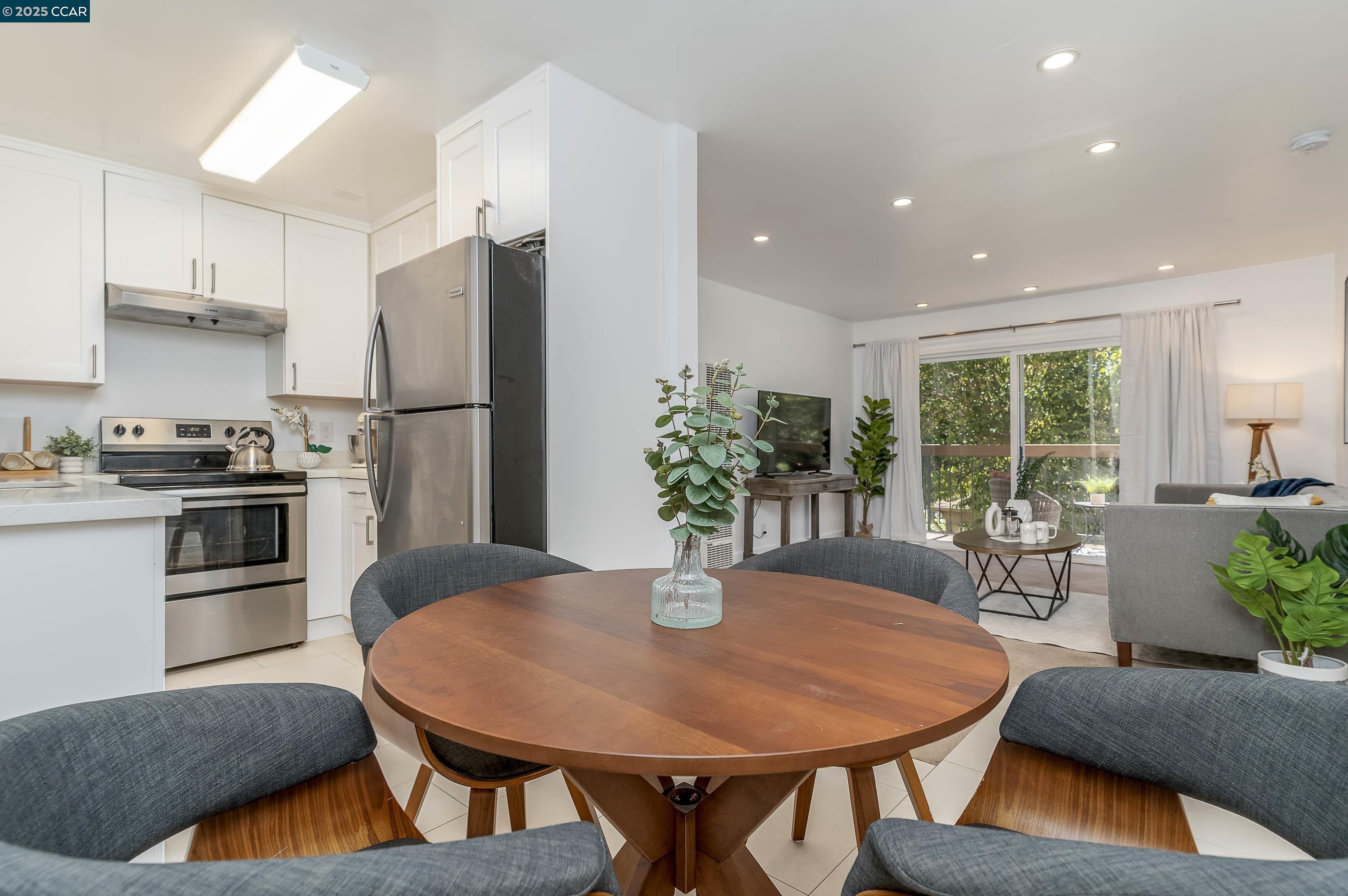Detail Gallery Image 3 of 18 For 5305 Ridgeview Cir #8,  El Sobrante,  CA 94803 - 1 Beds | 1 Baths