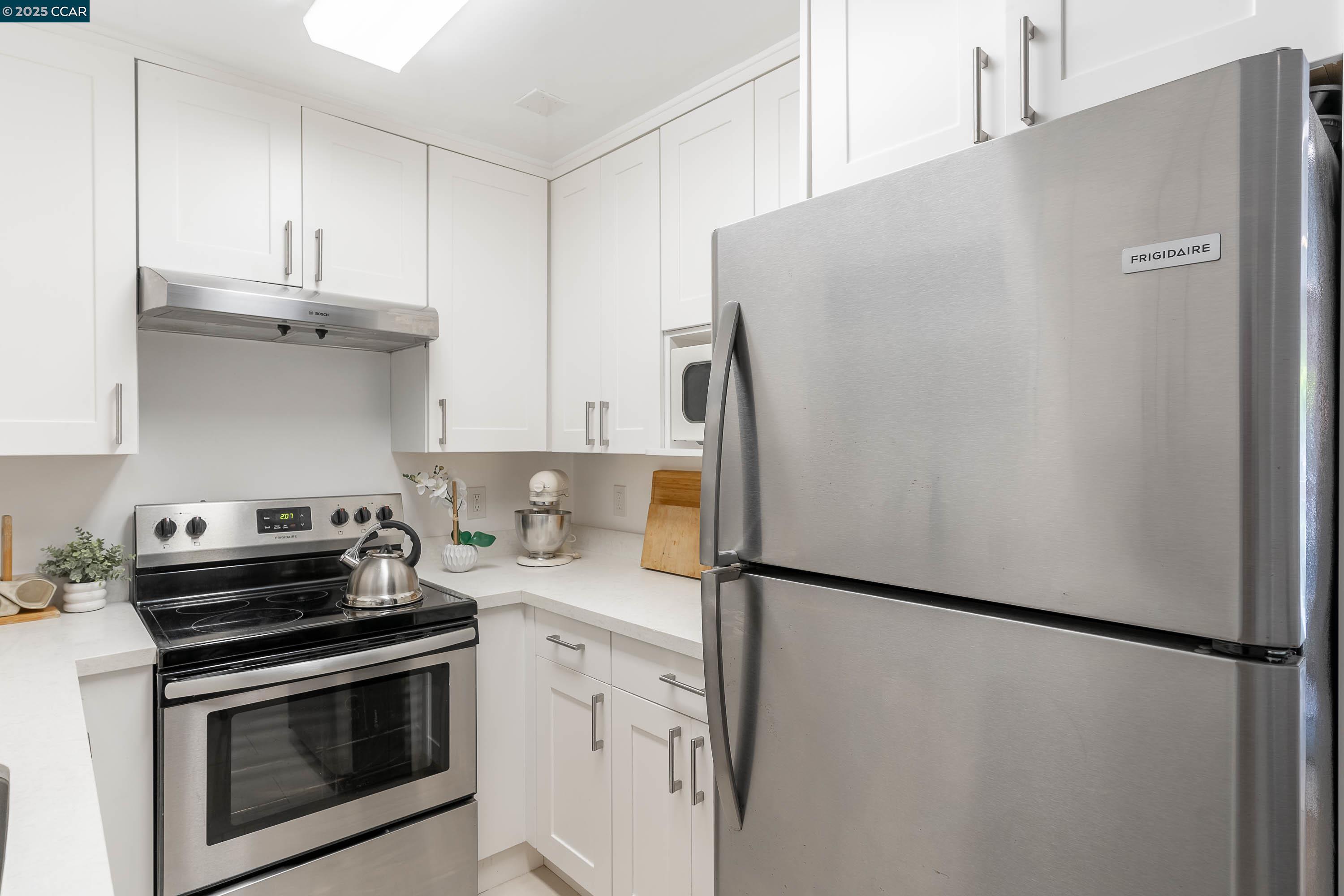 Detail Gallery Image 4 of 18 For 5305 Ridgeview Cir #8,  El Sobrante,  CA 94803 - 1 Beds | 1 Baths