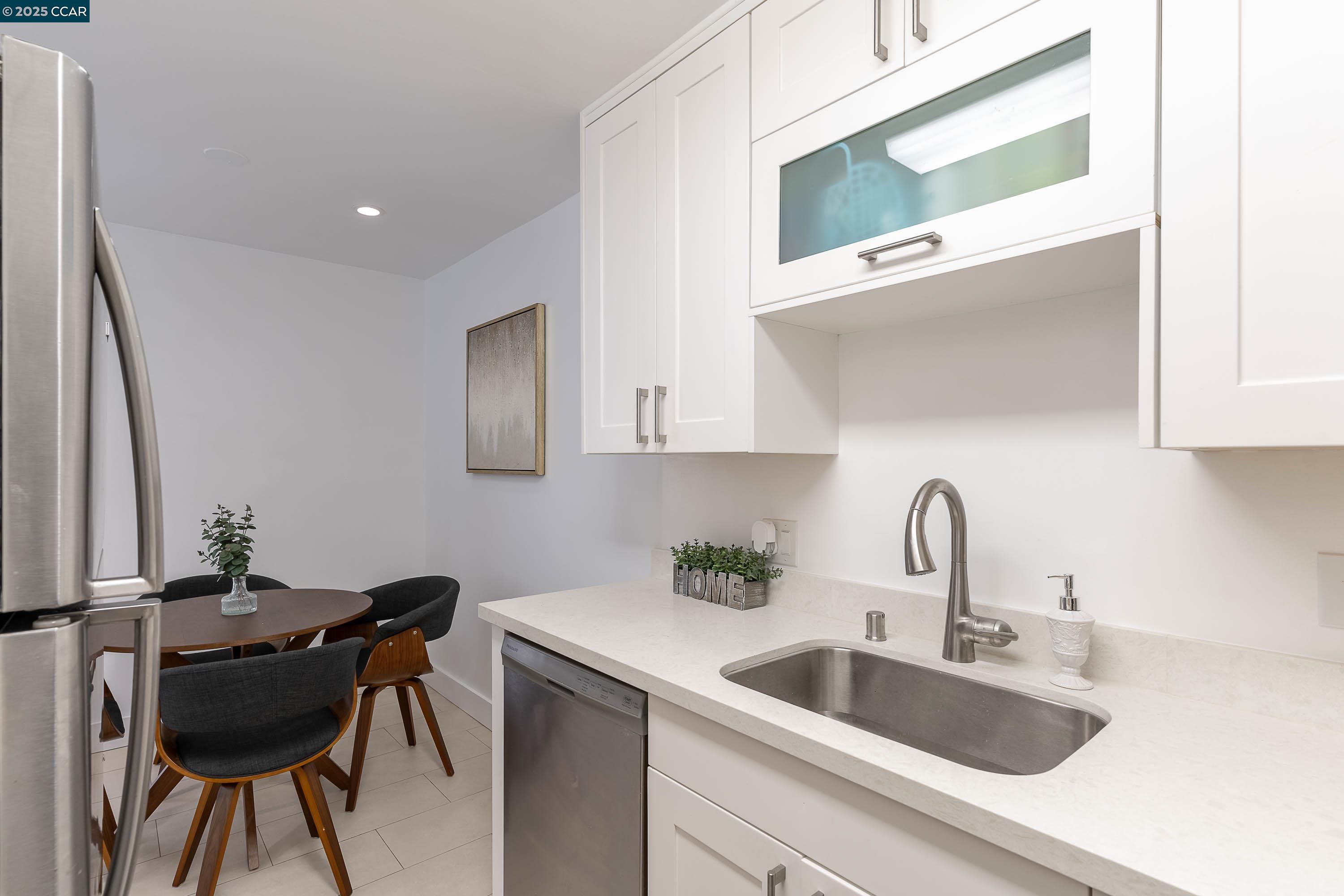 Detail Gallery Image 5 of 18 For 5305 Ridgeview Cir #8,  El Sobrante,  CA 94803 - 1 Beds | 1 Baths