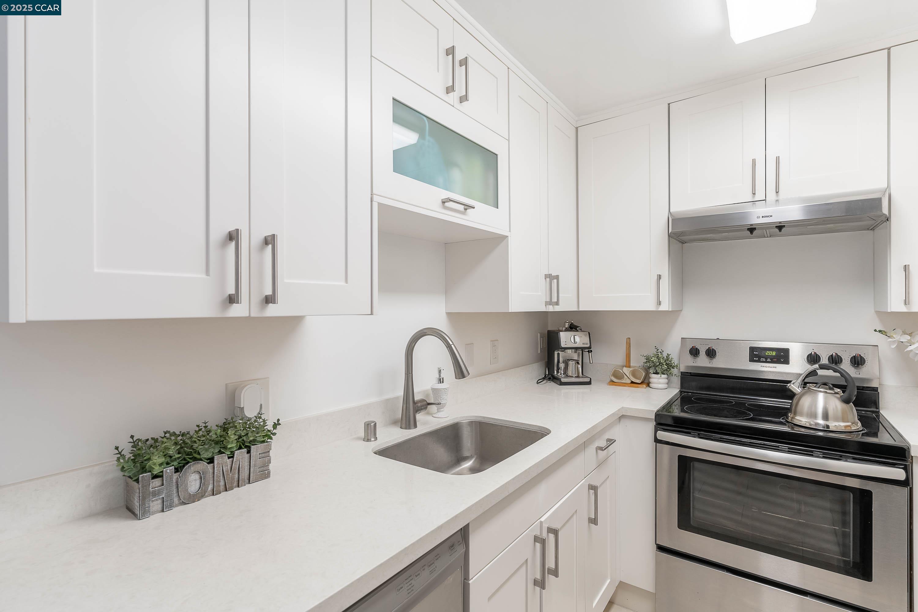 Detail Gallery Image 6 of 18 For 5305 Ridgeview Cir #8,  El Sobrante,  CA 94803 - 1 Beds | 1 Baths