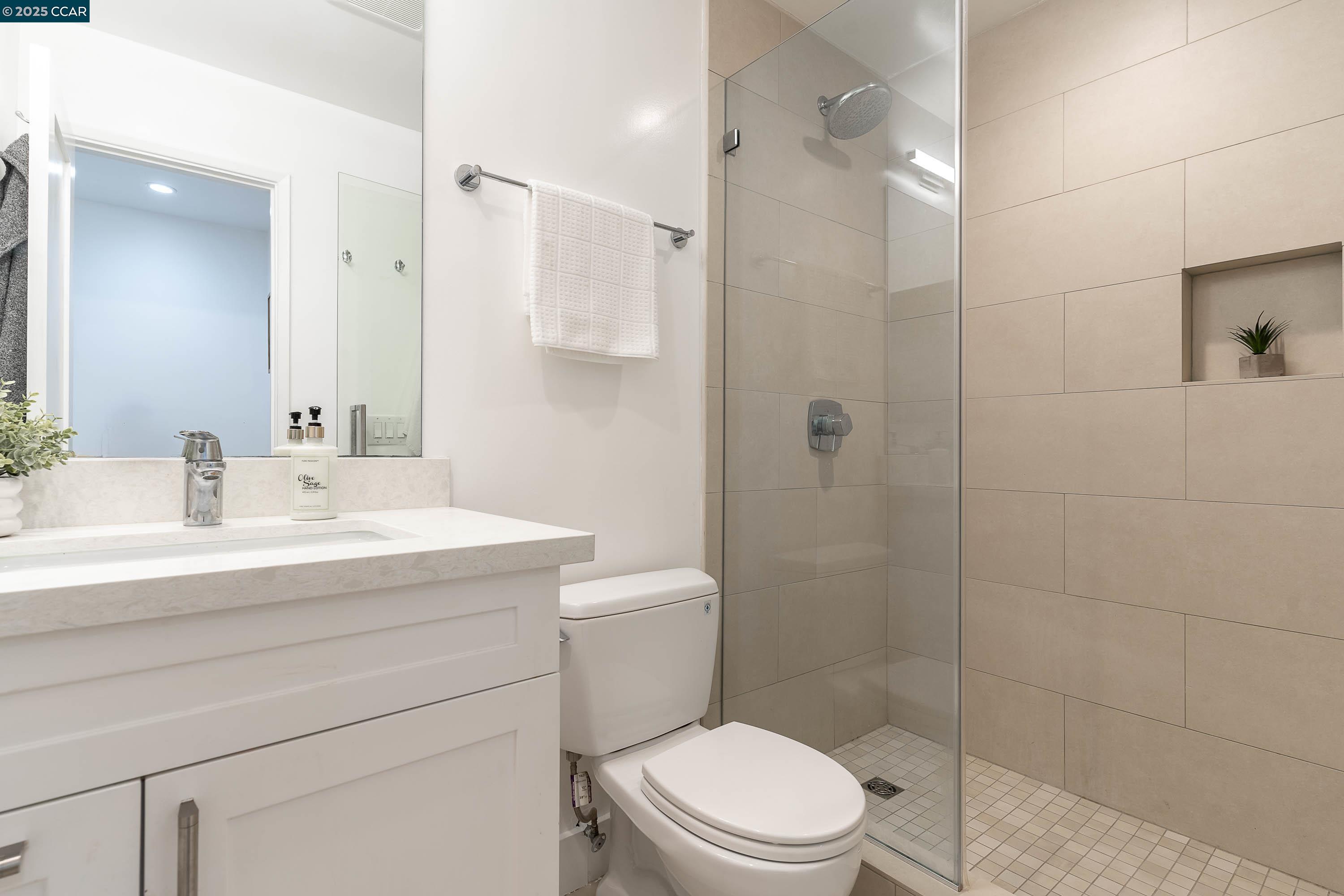 Detail Gallery Image 9 of 18 For 5305 Ridgeview Cir #8,  El Sobrante,  CA 94803 - 1 Beds | 1 Baths