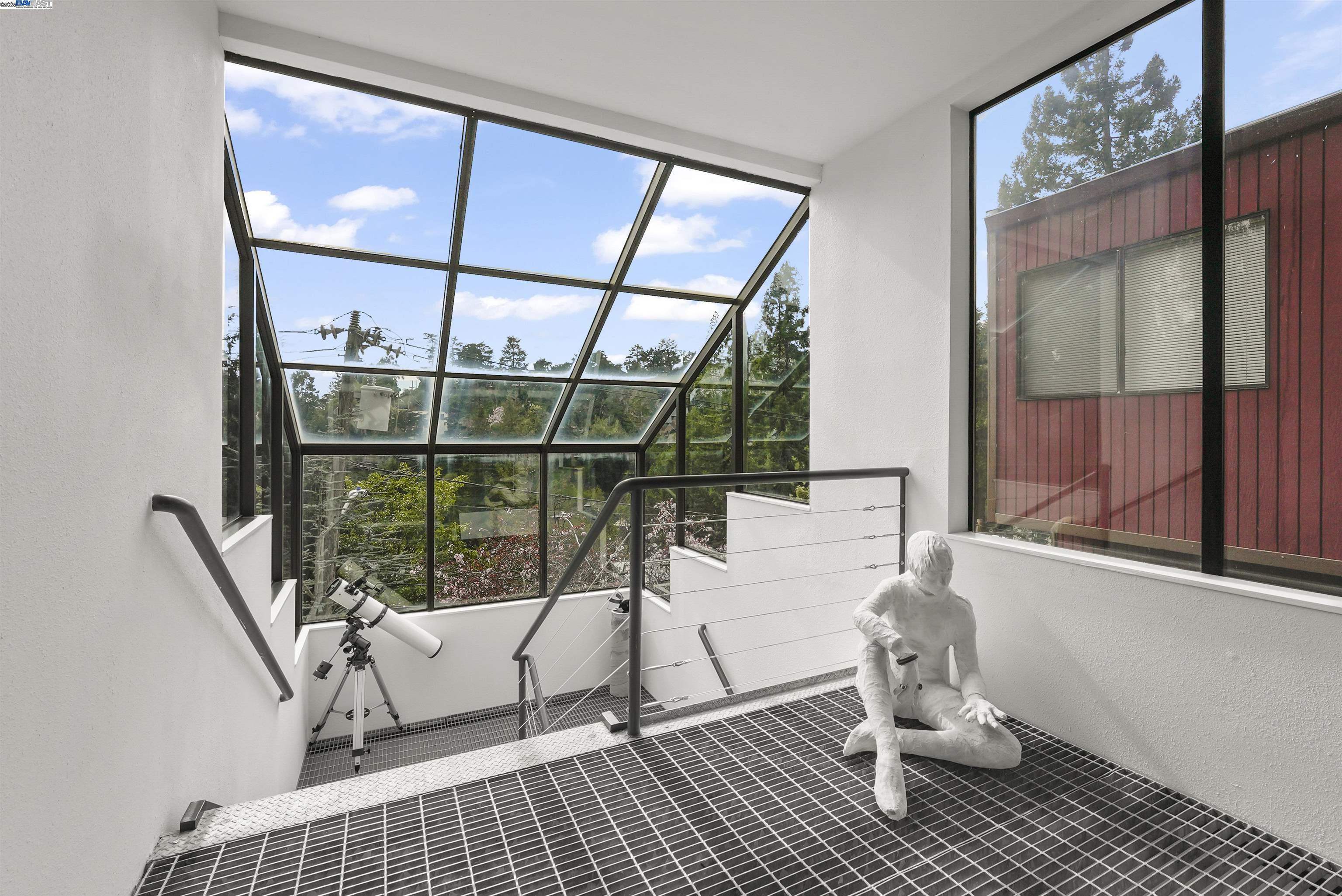 Detail Gallery Image 11 of 23 For 1822 Arrowhead Dr, Oakland,  CA 94611 - 4 Beds | 3 Baths