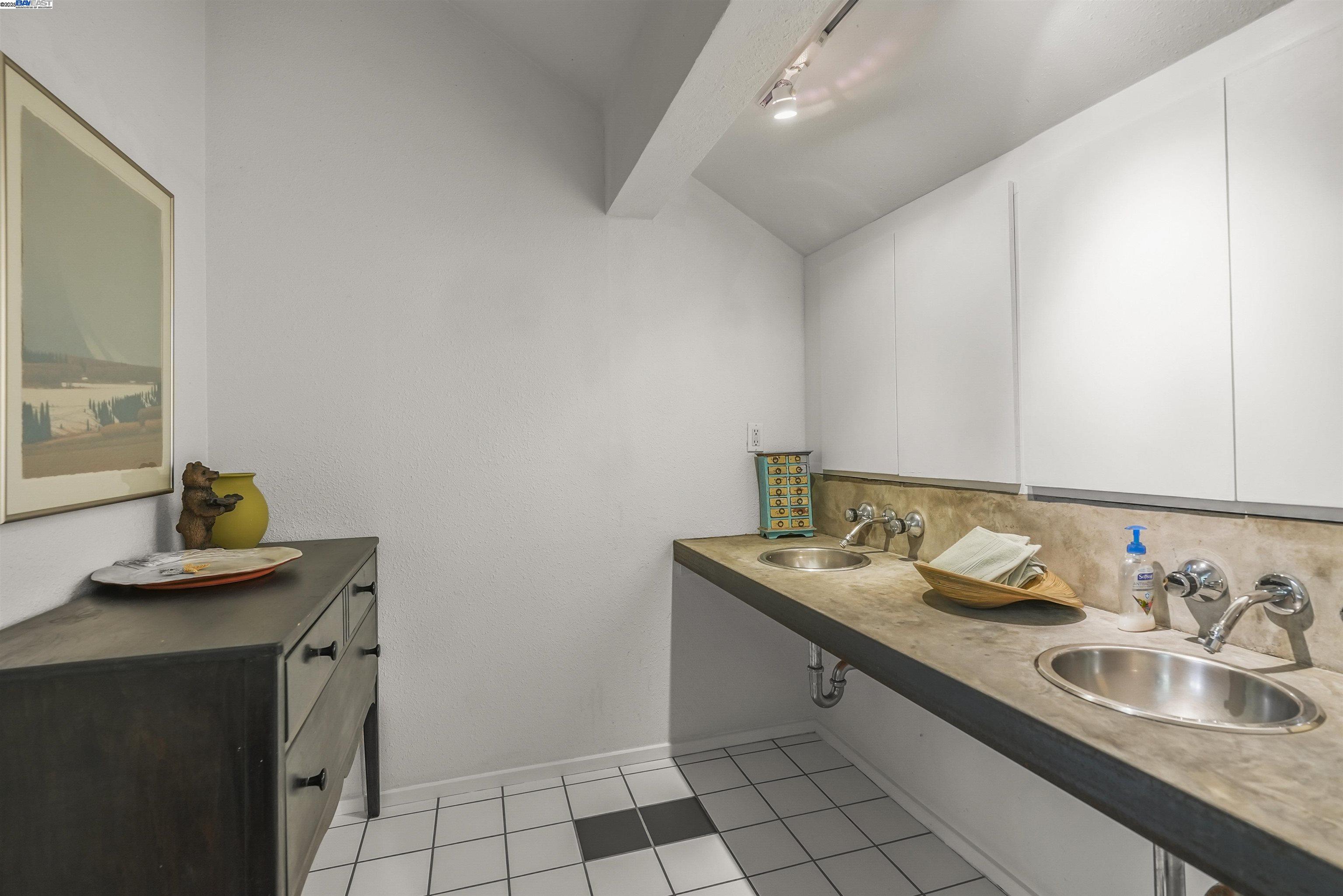 Detail Gallery Image 14 of 23 For 1822 Arrowhead Dr, Oakland,  CA 94611 - 4 Beds | 3 Baths