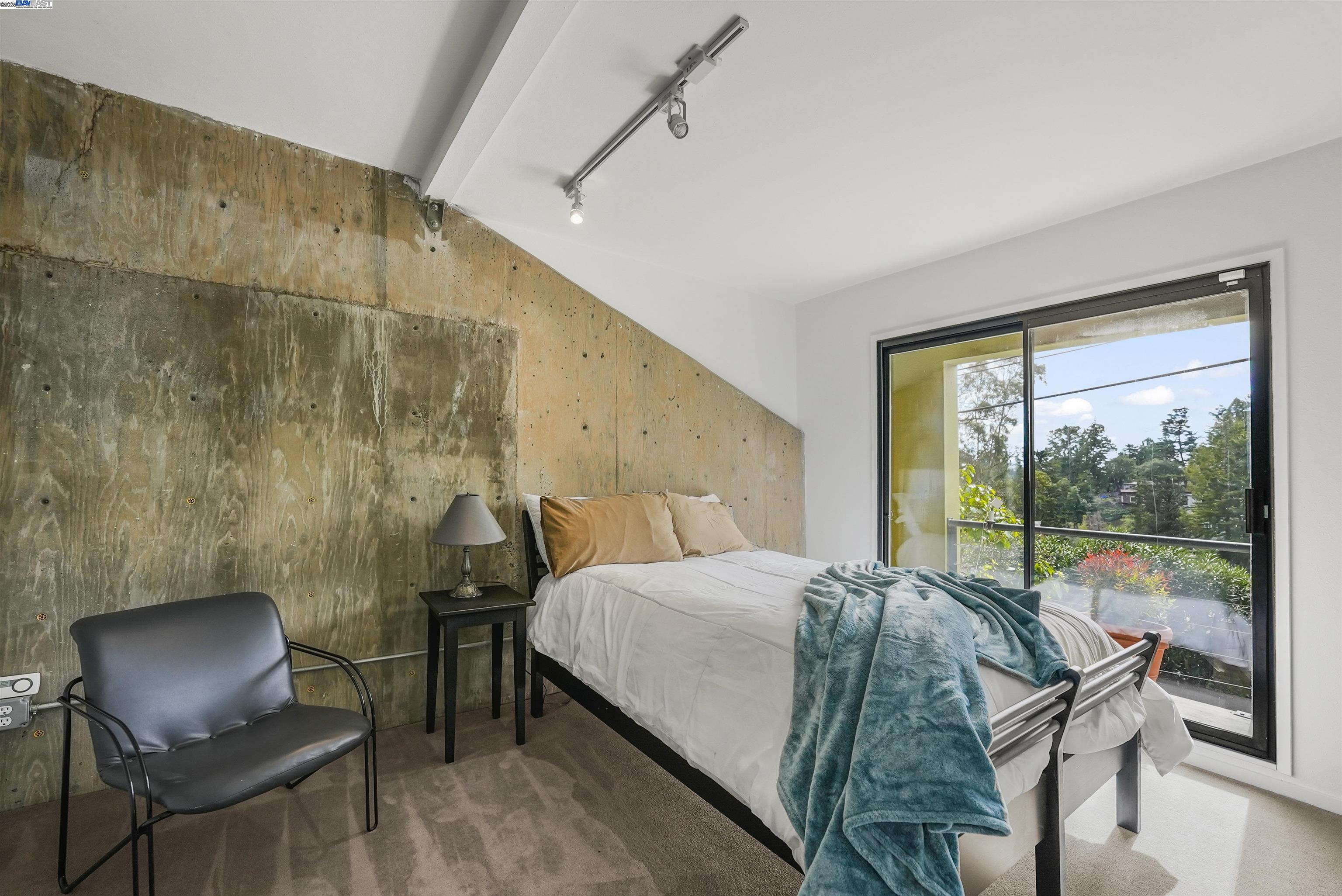 Detail Gallery Image 16 of 23 For 1822 Arrowhead Dr, Oakland,  CA 94611 - 4 Beds | 3 Baths