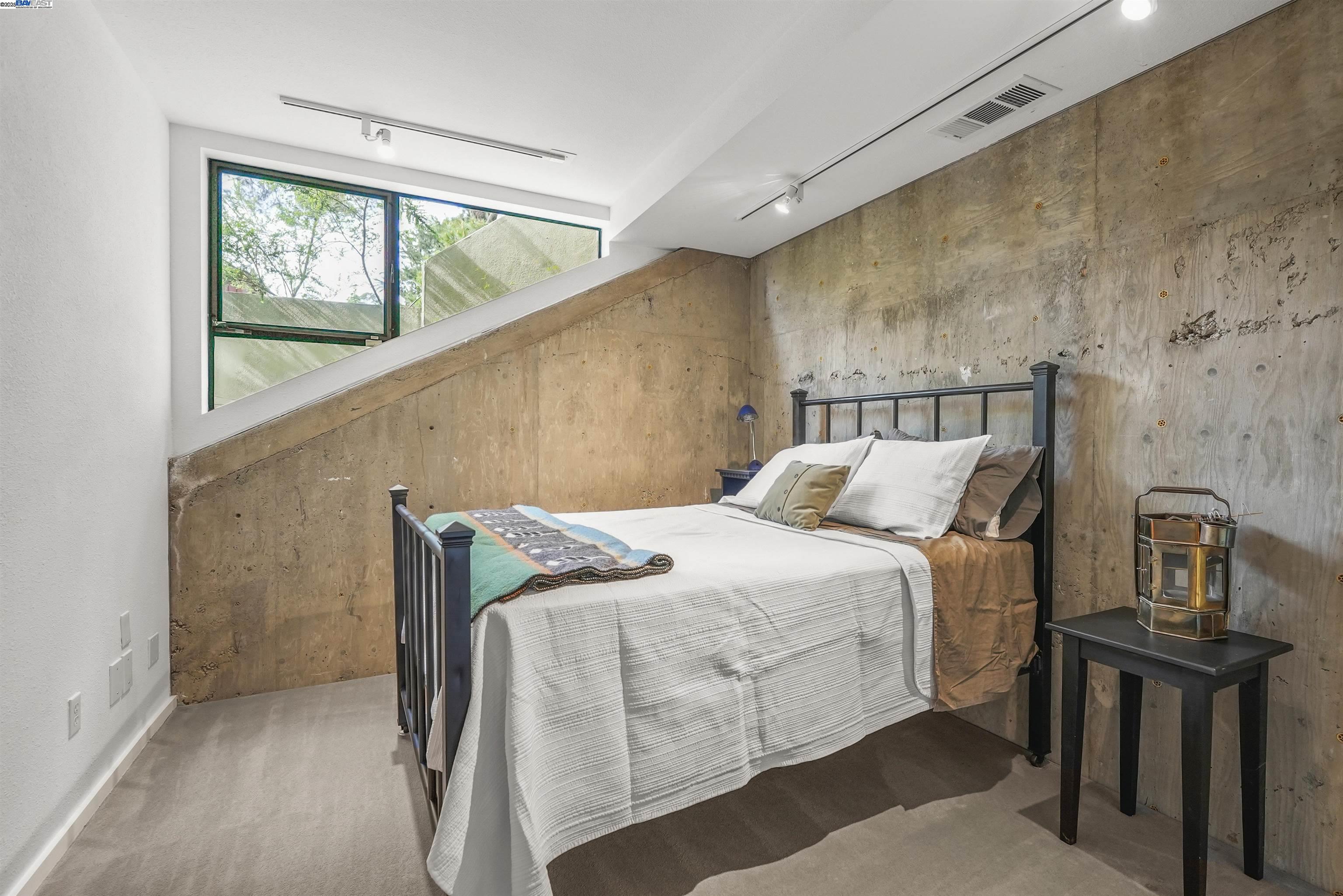 Detail Gallery Image 17 of 23 For 1822 Arrowhead Dr, Oakland,  CA 94611 - 4 Beds | 3 Baths