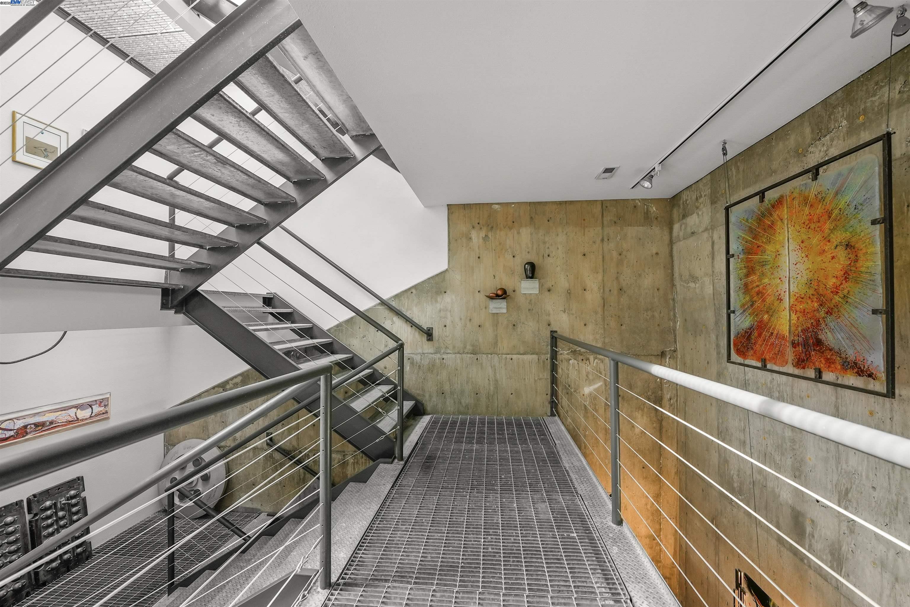Detail Gallery Image 3 of 23 For 1822 Arrowhead Dr, Oakland,  CA 94611 - 4 Beds | 3 Baths