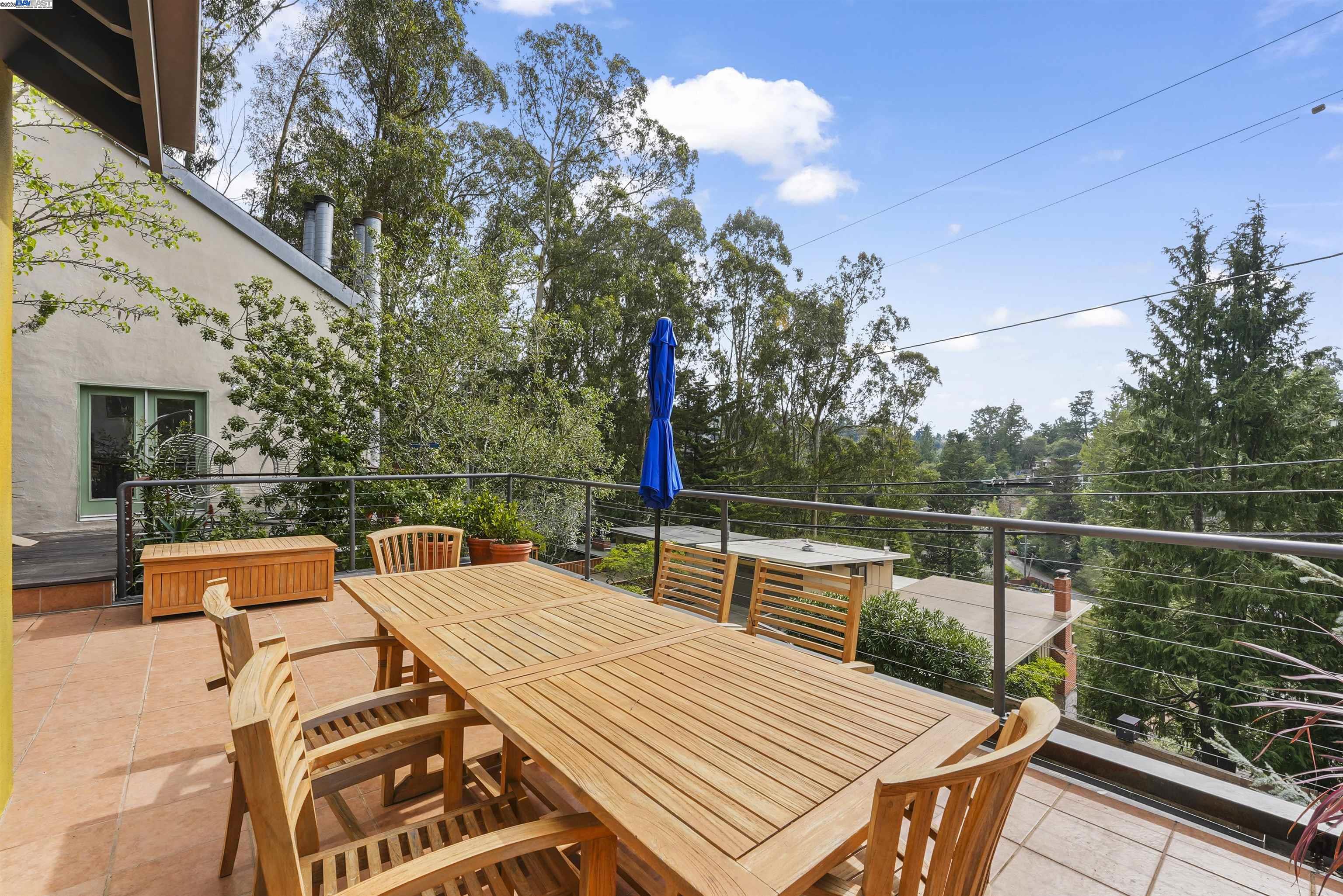 Detail Gallery Image 21 of 23 For 1822 Arrowhead Dr, Oakland,  CA 94611 - 4 Beds | 3 Baths