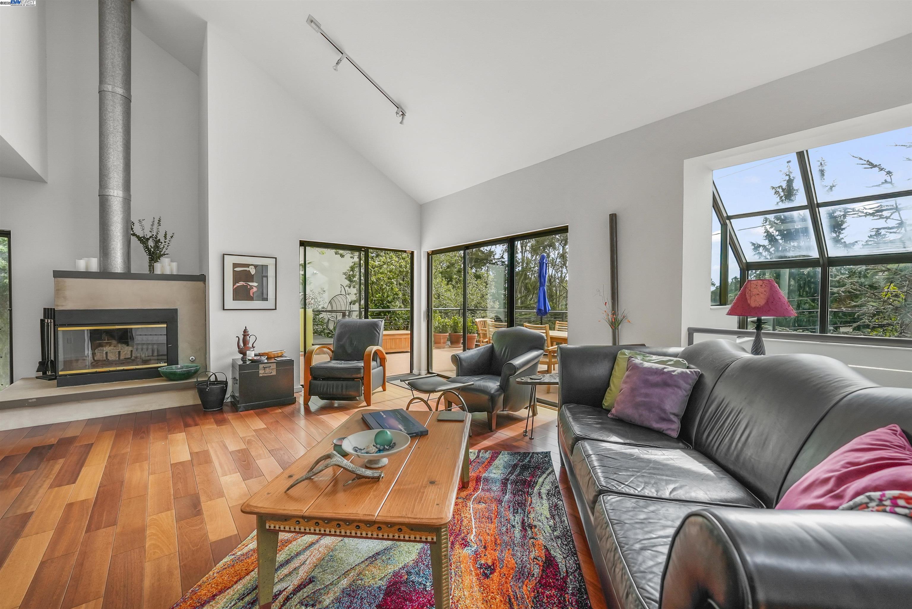 Detail Gallery Image 5 of 23 For 1822 Arrowhead Dr, Oakland,  CA 94611 - 4 Beds | 3 Baths