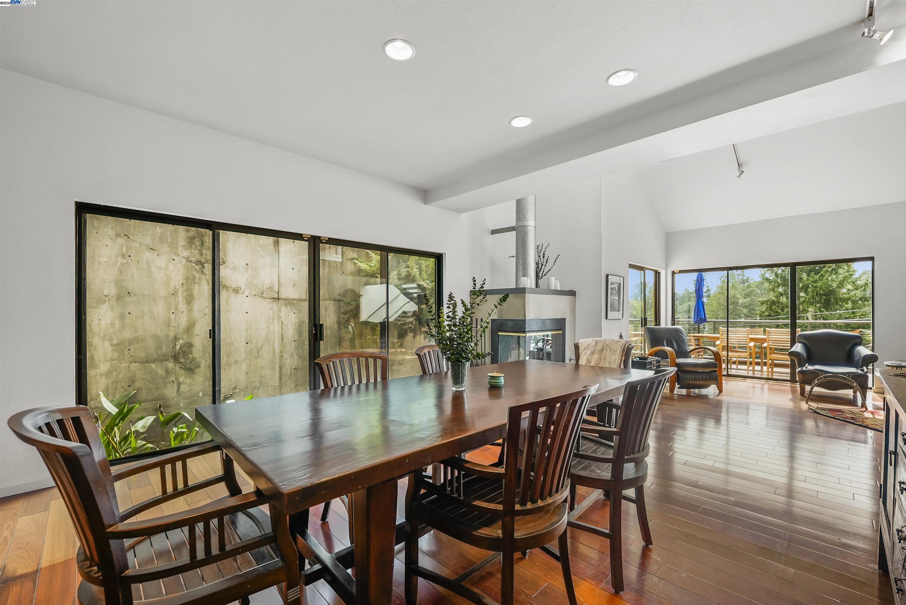 Detail Gallery Image 7 of 23 For 1822 Arrowhead Dr, Oakland,  CA 94611 - 4 Beds | 3 Baths