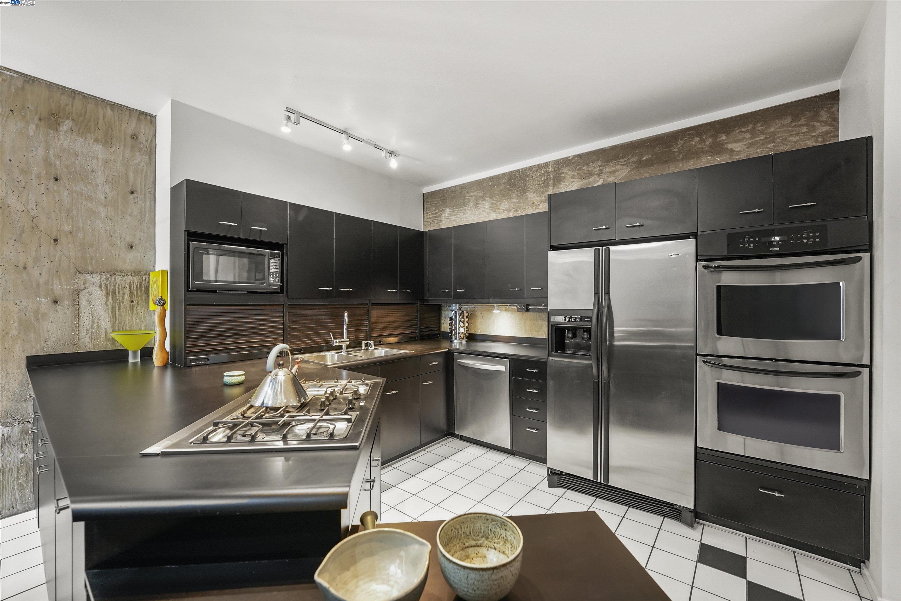 Detail Gallery Image 9 of 23 For 1822 Arrowhead Dr, Oakland,  CA 94611 - 4 Beds | 3 Baths