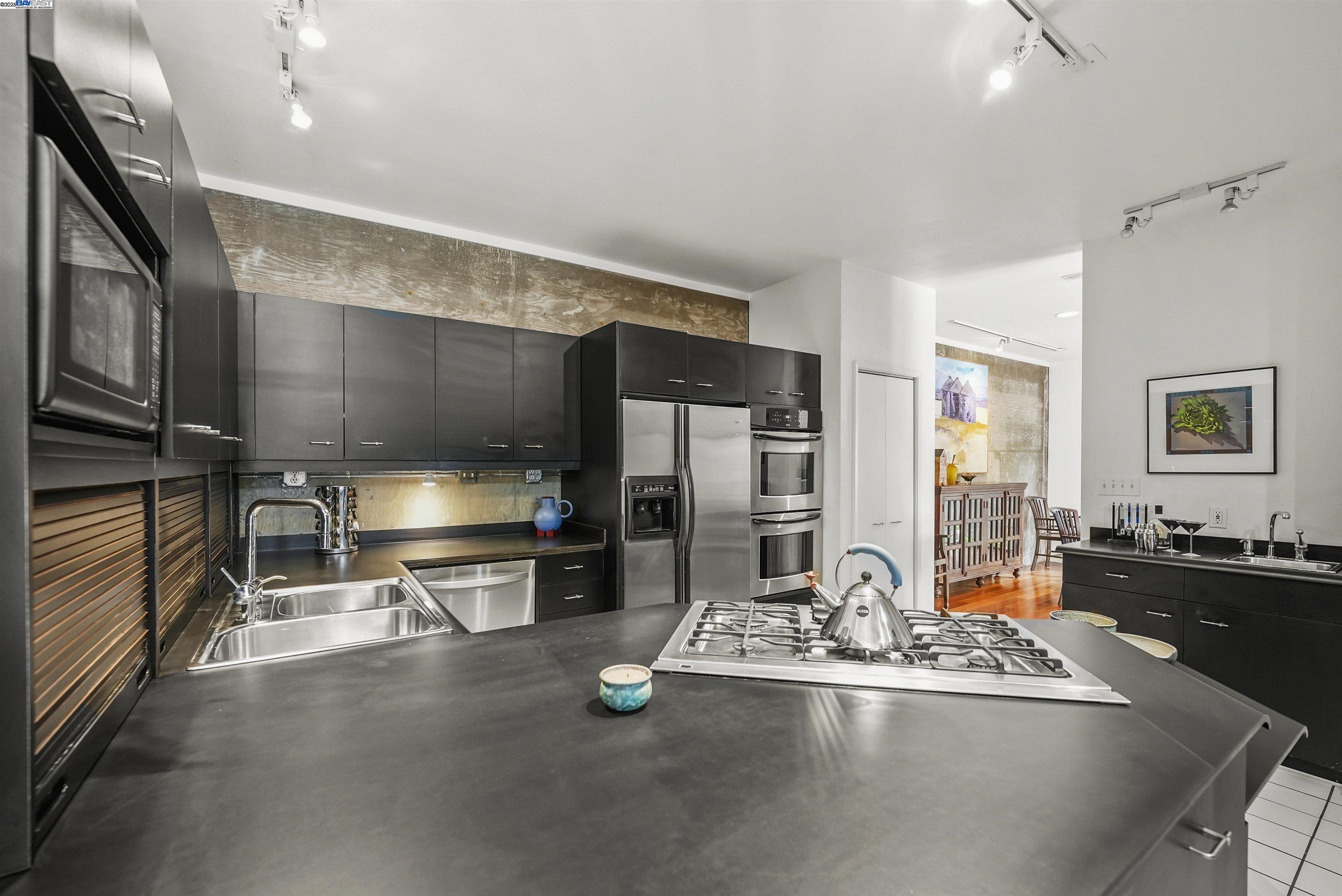 Detail Gallery Image 10 of 23 For 1822 Arrowhead Dr, Oakland,  CA 94611 - 4 Beds | 3 Baths