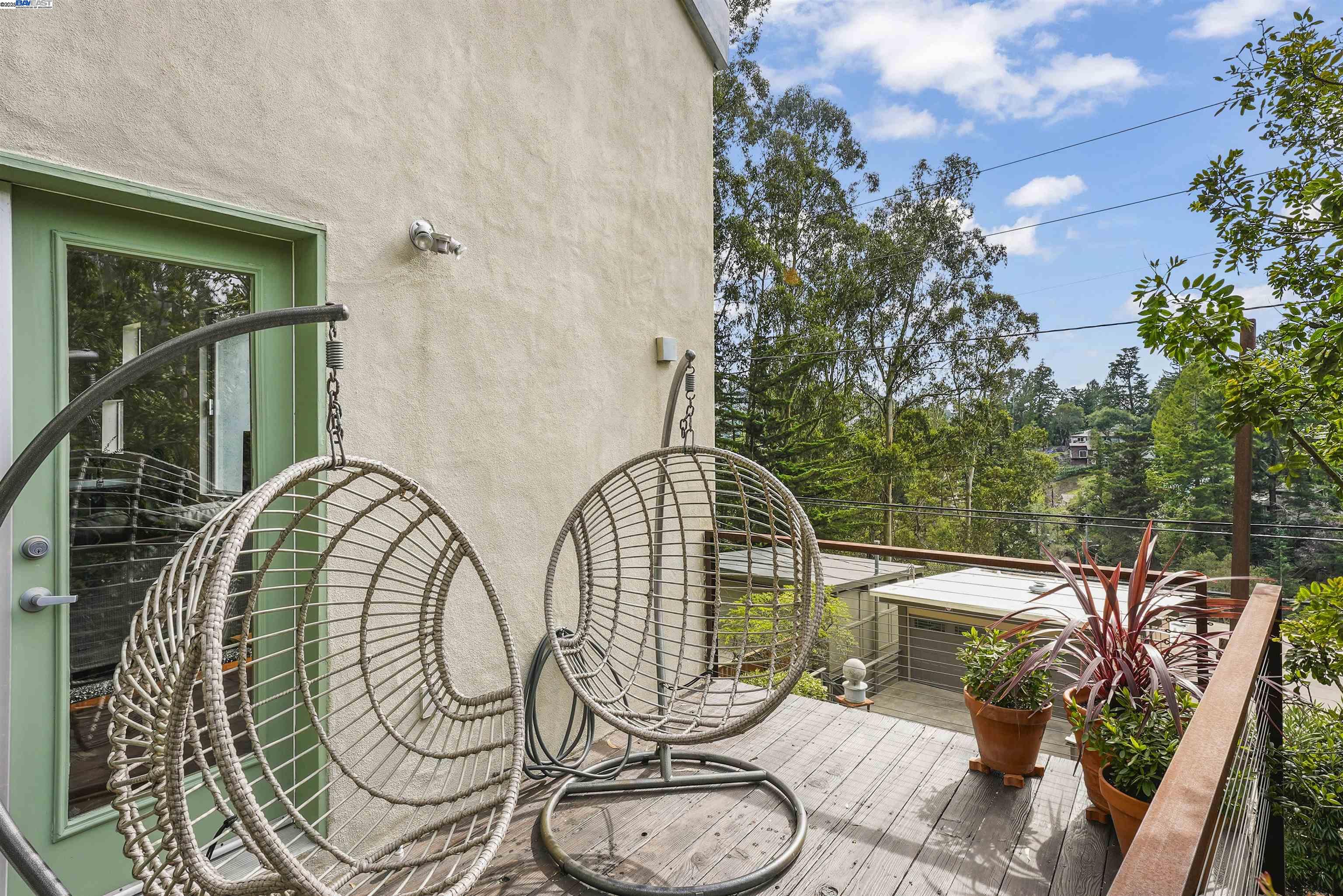 Detail Gallery Image 11 of 22 For 1828 Arrowhead Dr, Oakland,  CA 94611 - 2 Beds | 2/1 Baths