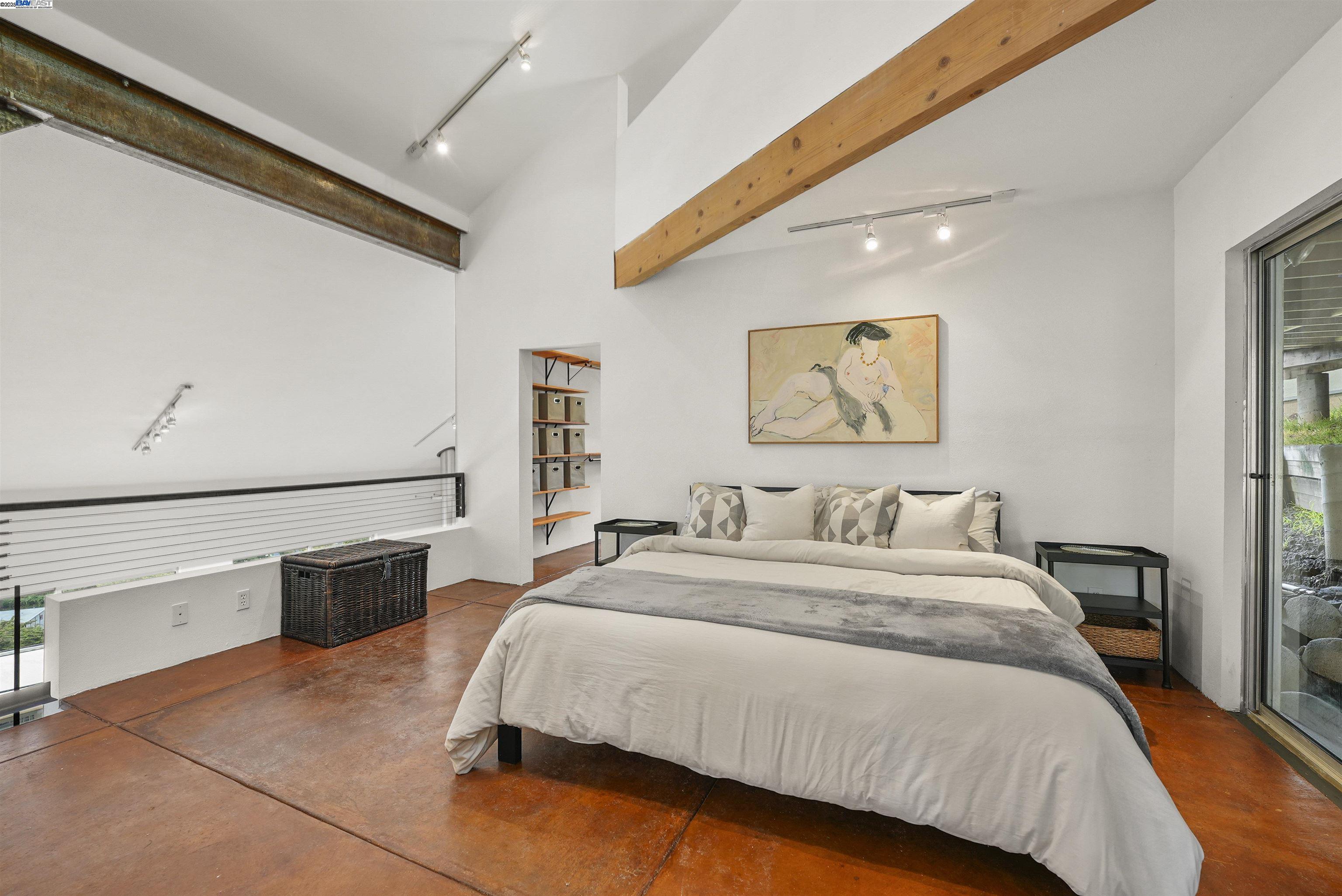 Detail Gallery Image 12 of 22 For 1828 Arrowhead Dr, Oakland,  CA 94611 - 2 Beds | 2/1 Baths