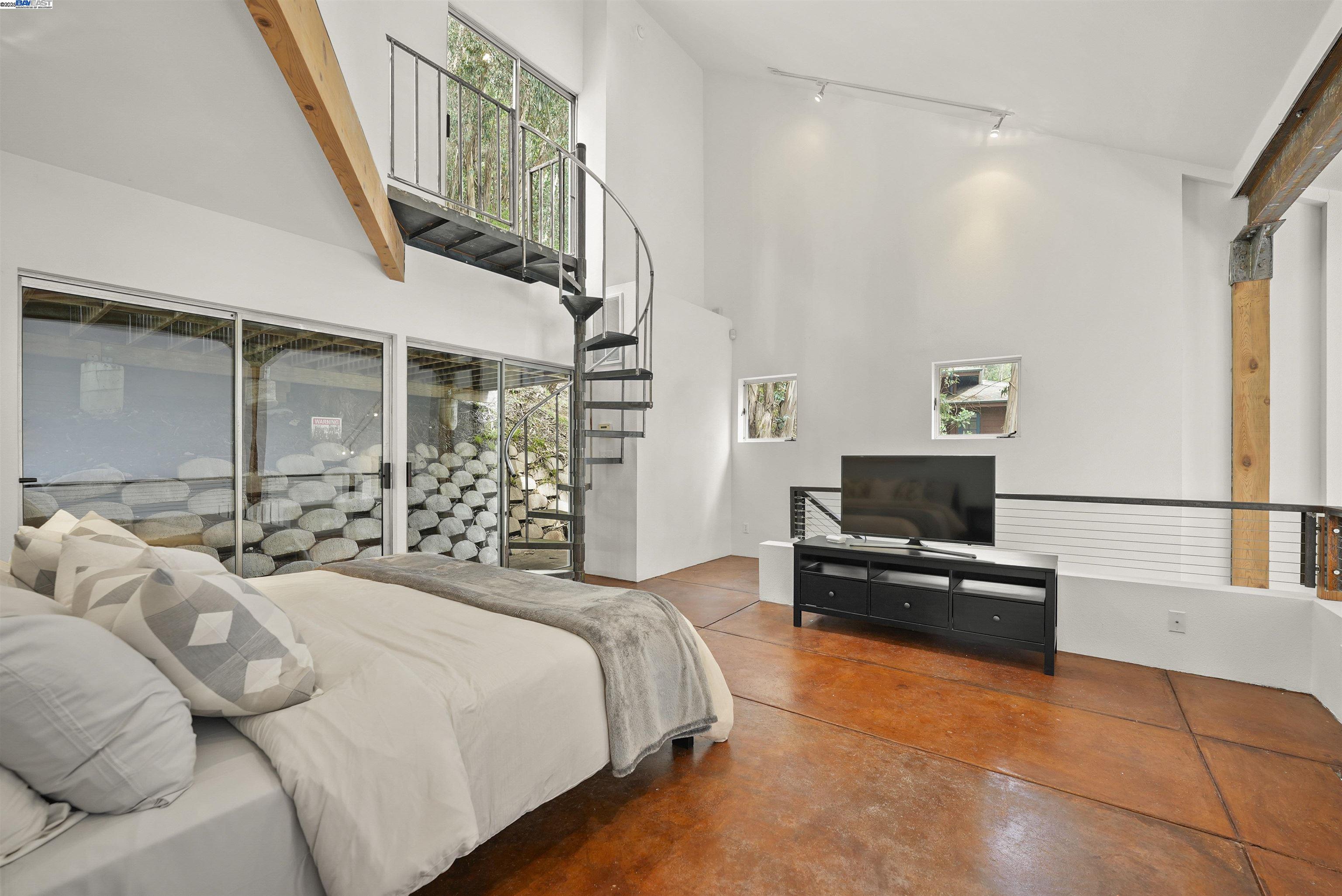 Detail Gallery Image 13 of 22 For 1828 Arrowhead Dr, Oakland,  CA 94611 - 2 Beds | 2/1 Baths