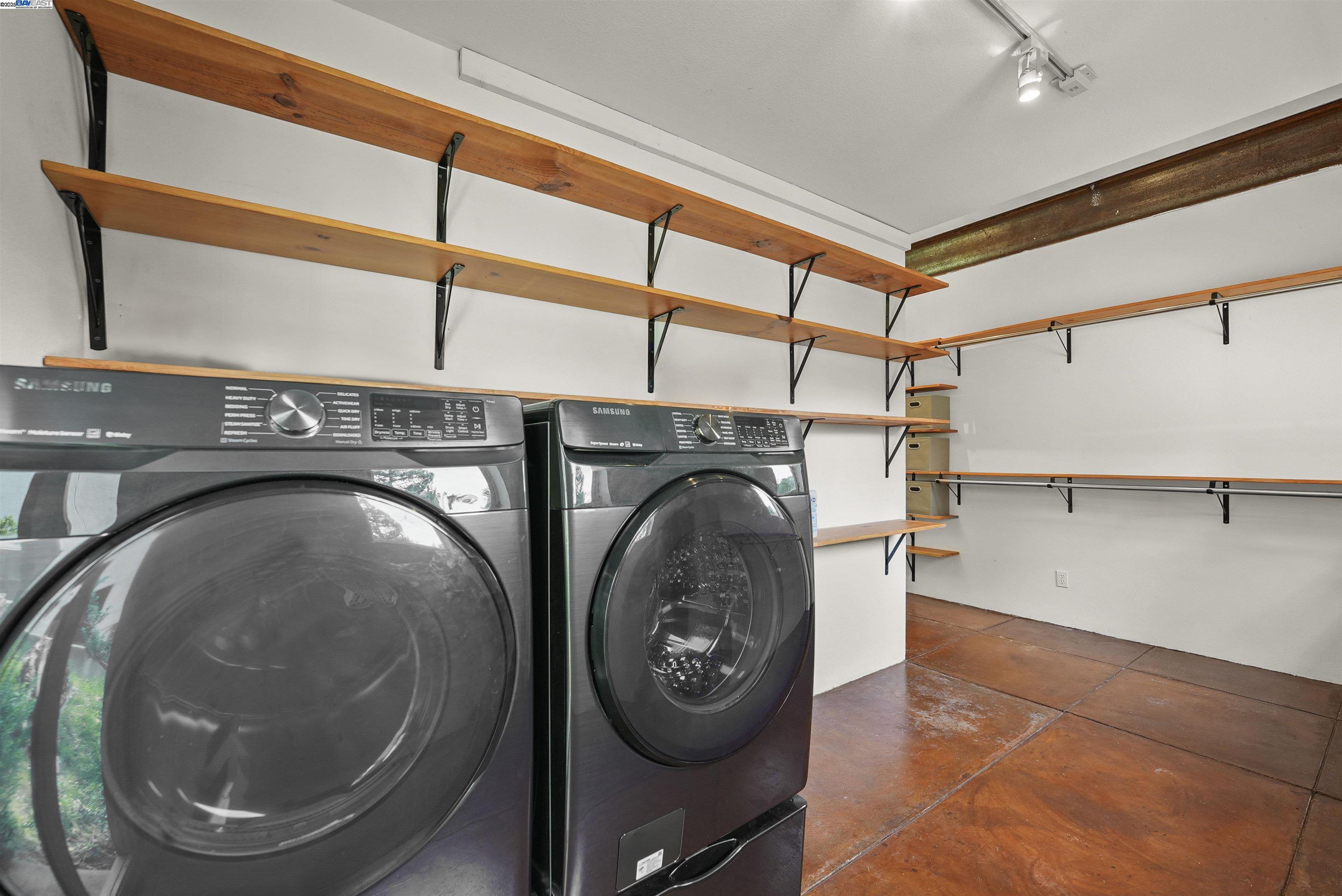 Detail Gallery Image 14 of 22 For 1828 Arrowhead Dr, Oakland,  CA 94611 - 2 Beds | 2/1 Baths