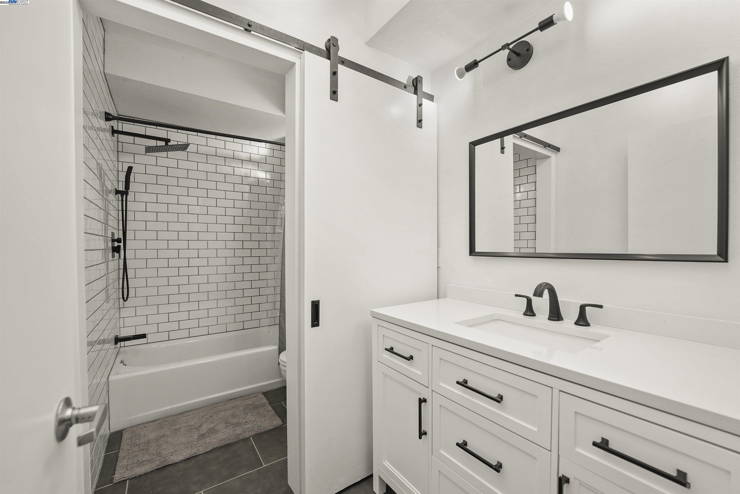 Detail Gallery Image 15 of 22 For 1828 Arrowhead Dr, Oakland,  CA 94611 - 2 Beds | 2/1 Baths
