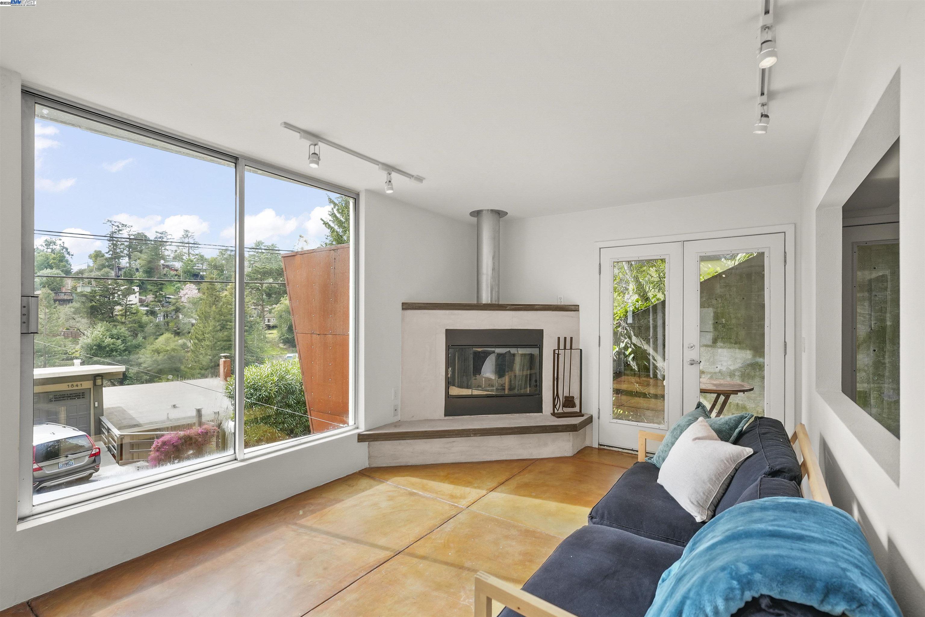 Detail Gallery Image 16 of 22 For 1828 Arrowhead Dr, Oakland,  CA 94611 - 2 Beds | 2/1 Baths