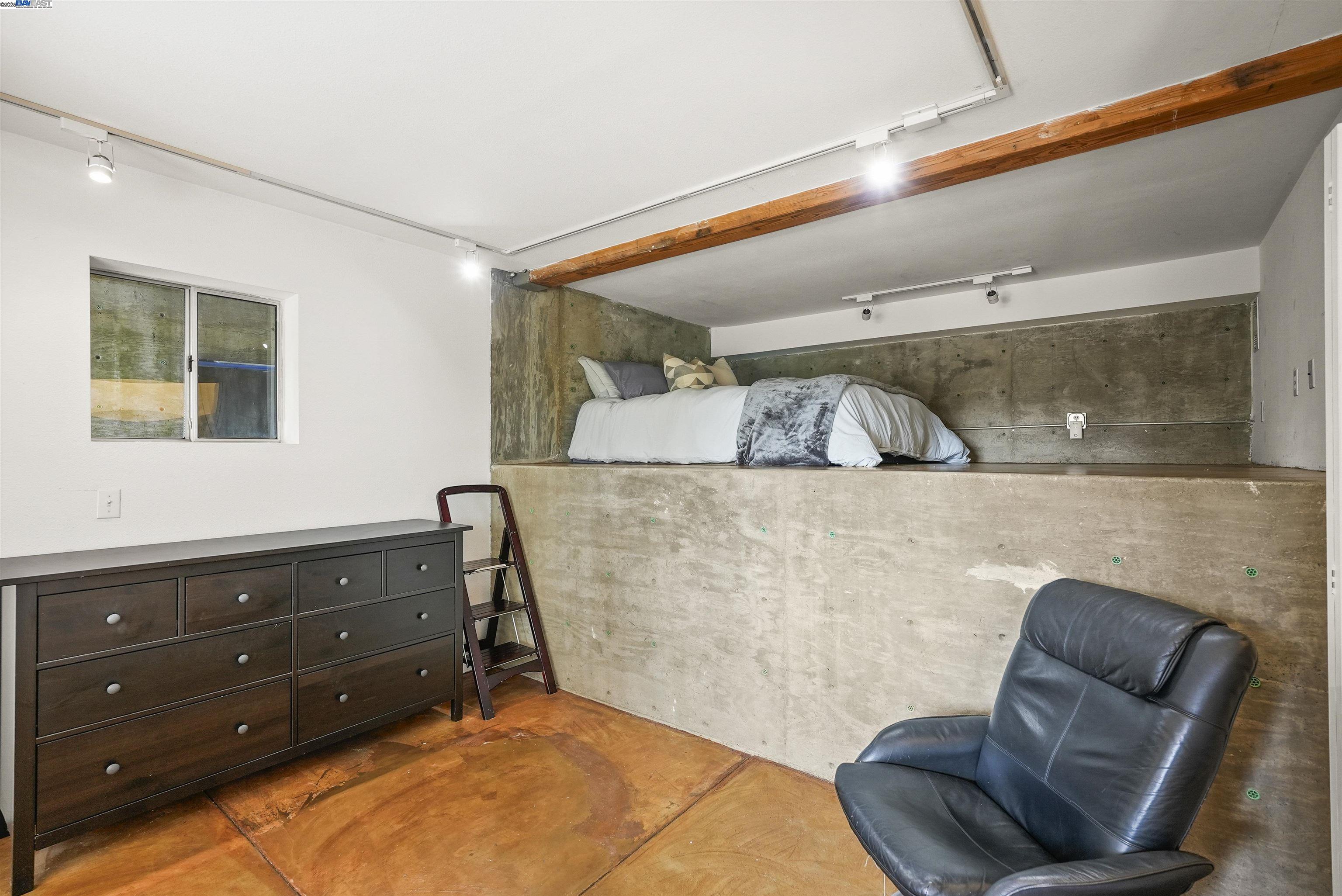 Detail Gallery Image 17 of 22 For 1828 Arrowhead Dr, Oakland,  CA 94611 - 2 Beds | 2/1 Baths