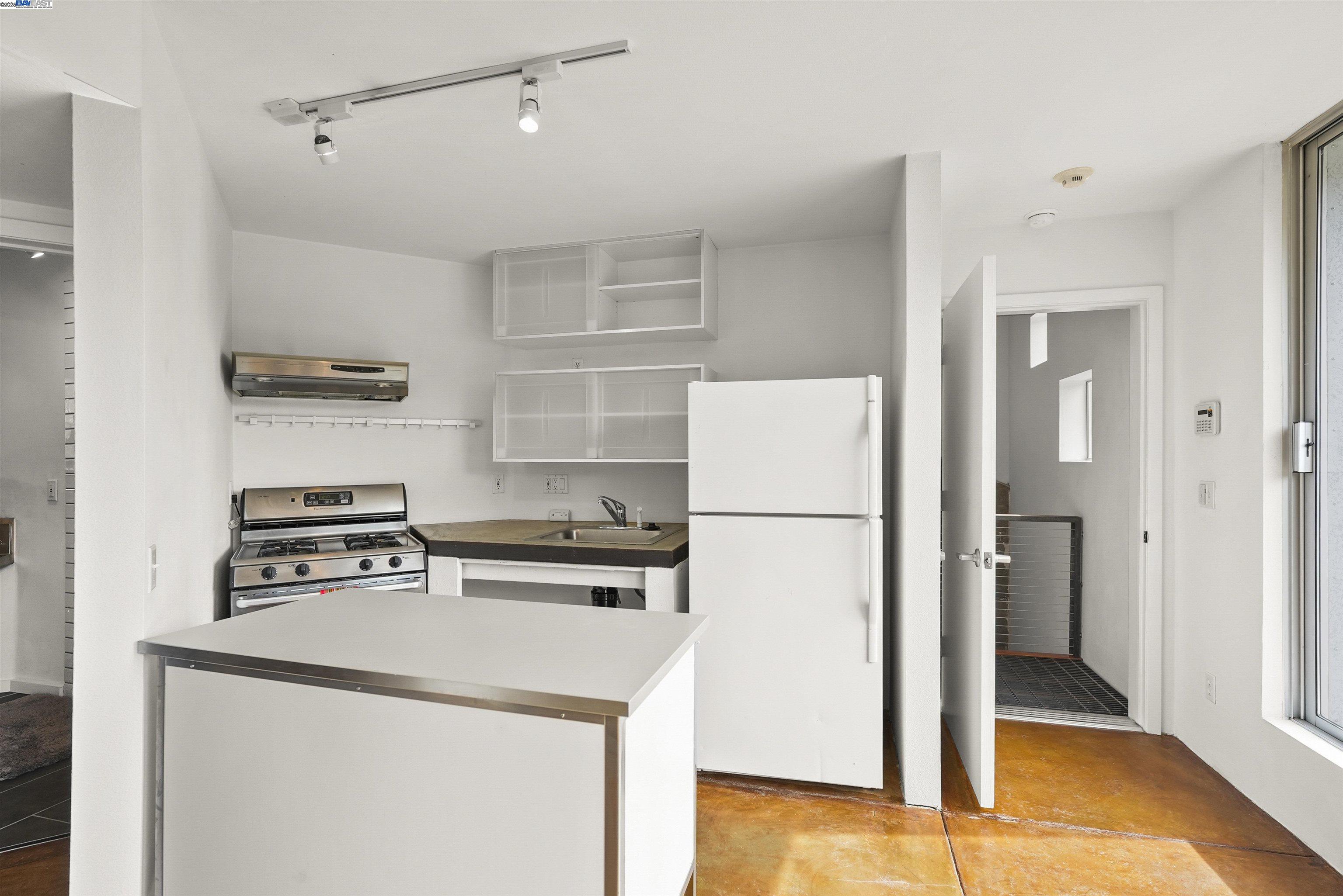 Detail Gallery Image 18 of 22 For 1828 Arrowhead Dr, Oakland,  CA 94611 - 2 Beds | 2/1 Baths