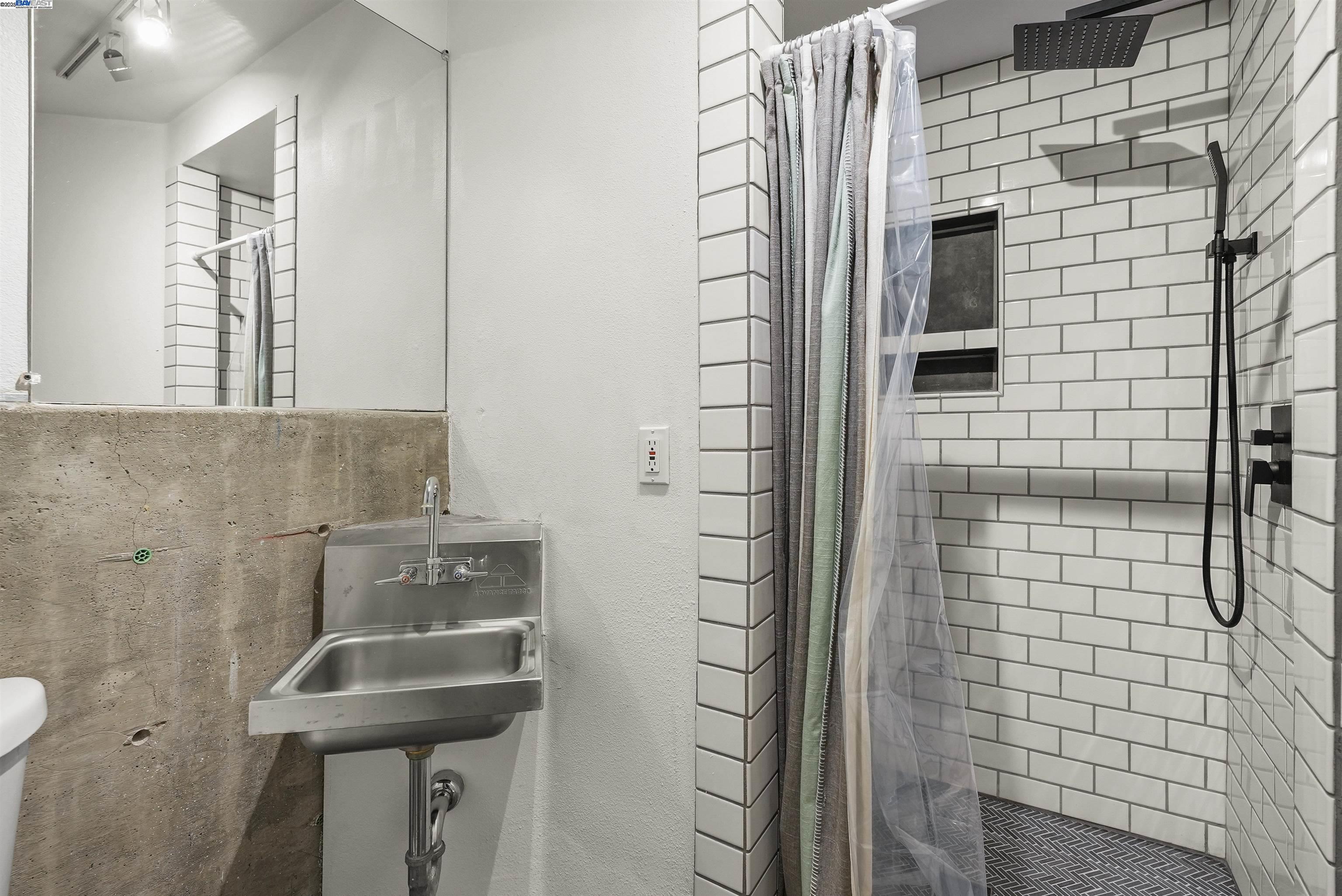 Detail Gallery Image 19 of 22 For 1828 Arrowhead Dr, Oakland,  CA 94611 - 2 Beds | 2/1 Baths