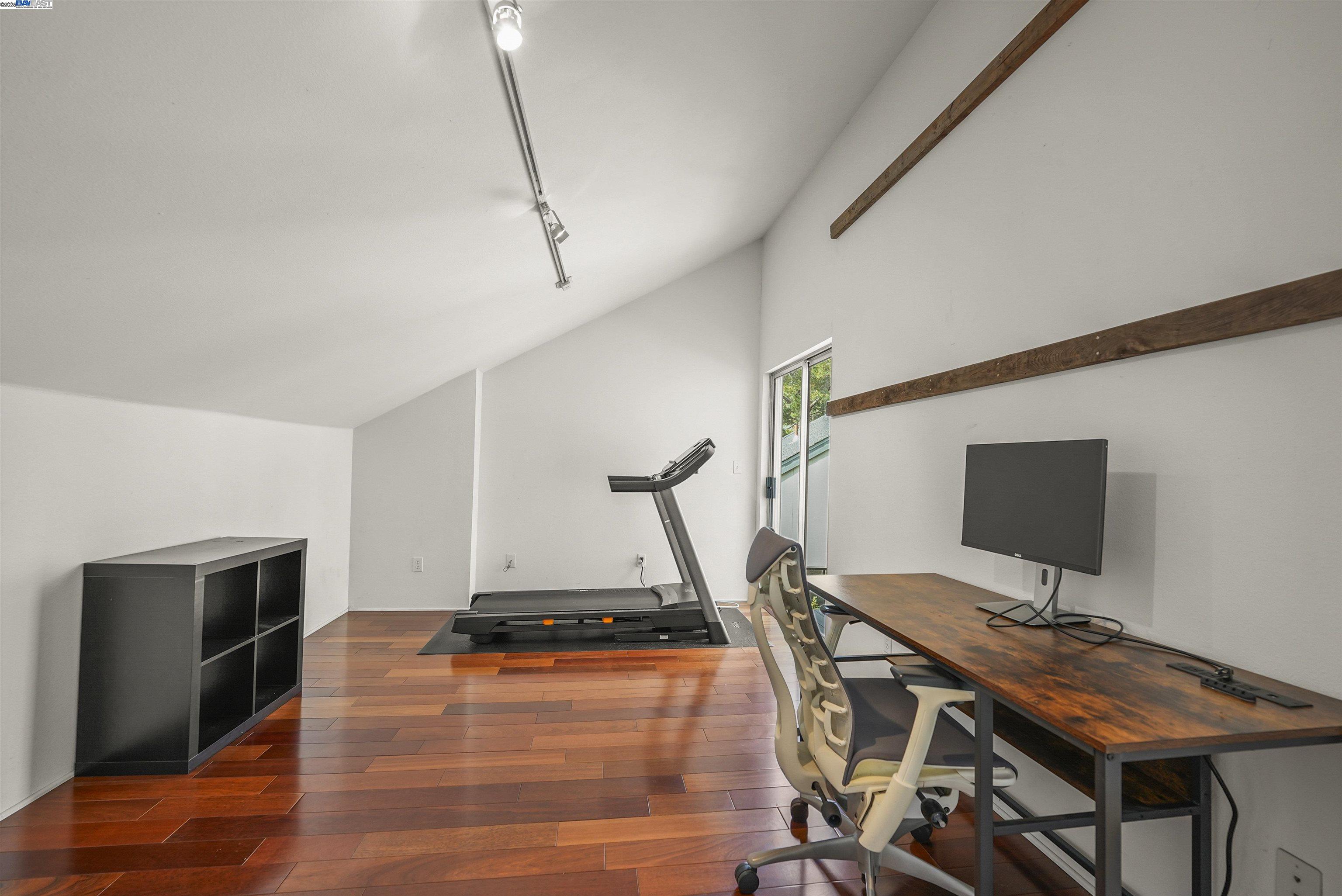 Detail Gallery Image 20 of 22 For 1828 Arrowhead Dr, Oakland,  CA 94611 - 2 Beds | 2/1 Baths