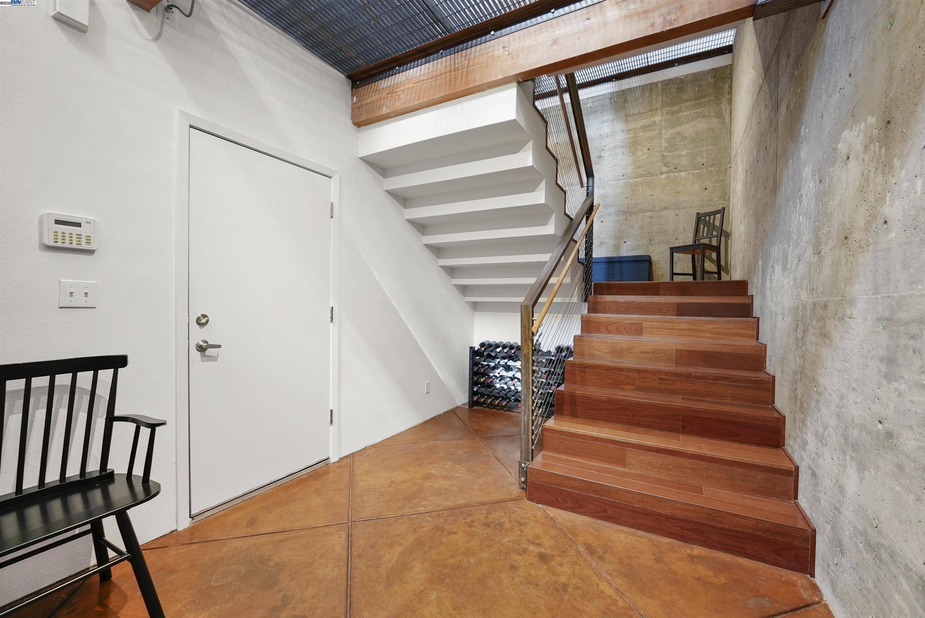 Detail Gallery Image 3 of 22 For 1828 Arrowhead Dr, Oakland,  CA 94611 - 2 Beds | 2/1 Baths
