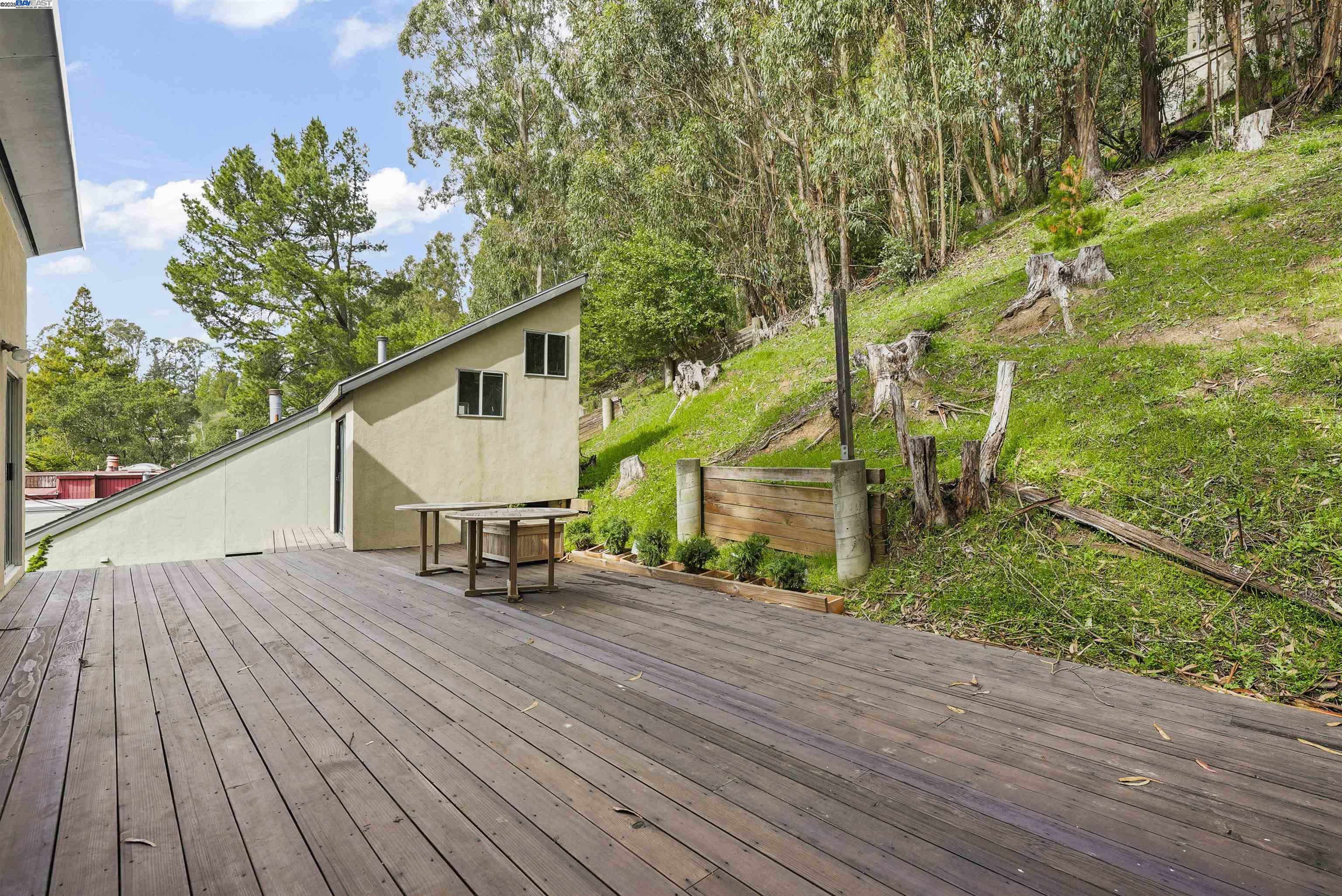Detail Gallery Image 21 of 22 For 1828 Arrowhead Dr, Oakland,  CA 94611 - 2 Beds | 2/1 Baths