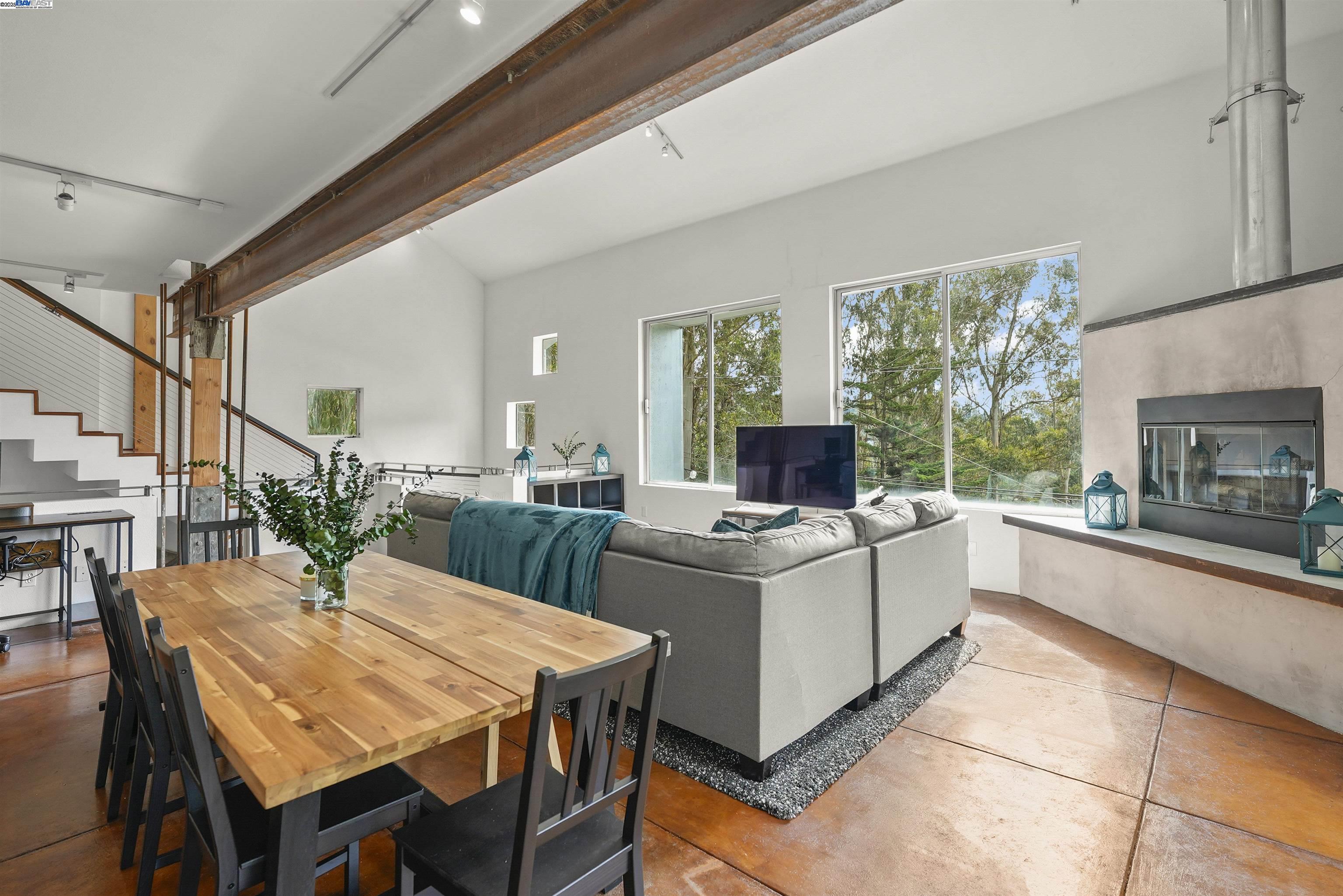 Detail Gallery Image 4 of 22 For 1828 Arrowhead Dr, Oakland,  CA 94611 - 2 Beds | 2/1 Baths