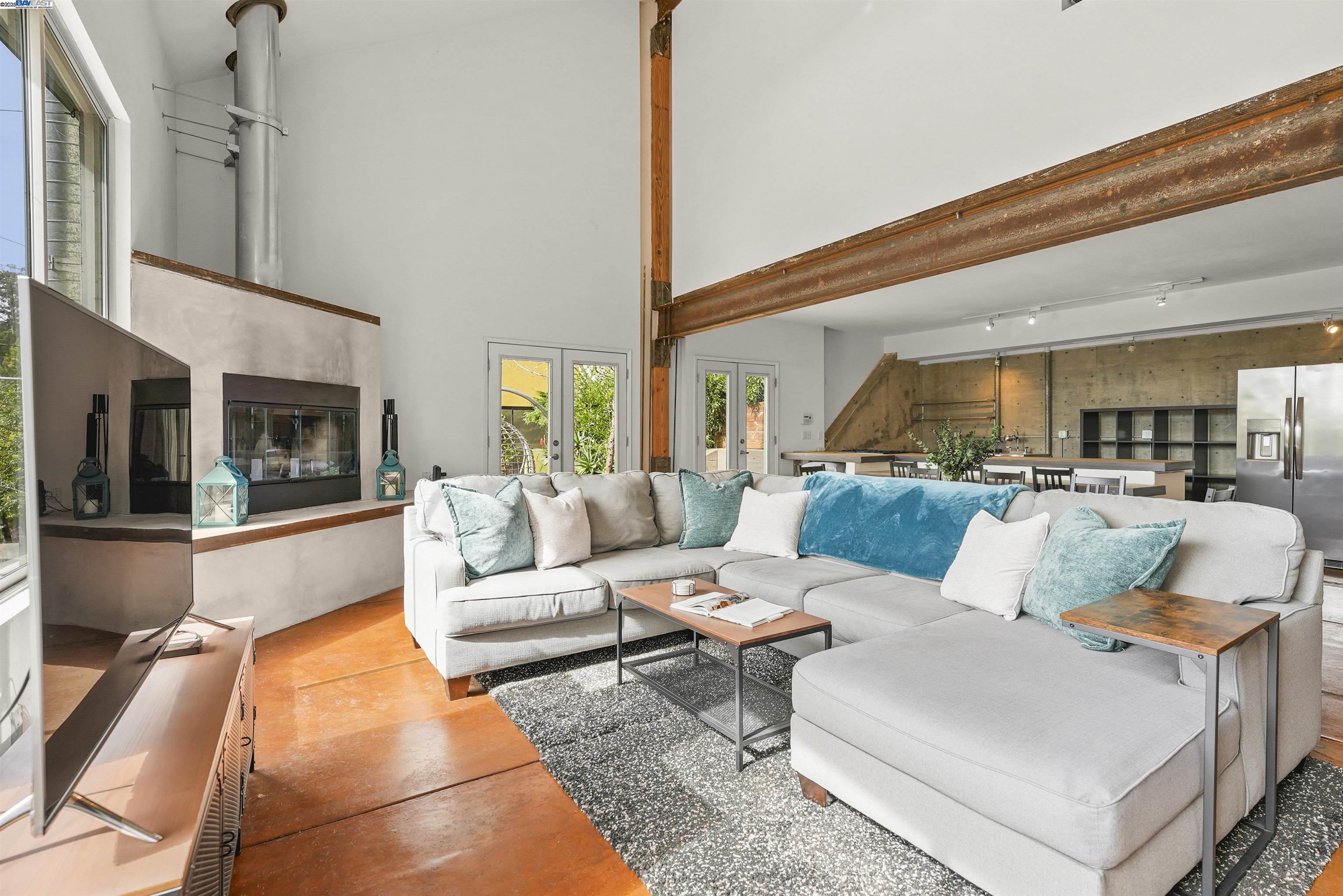 Detail Gallery Image 5 of 22 For 1828 Arrowhead Dr, Oakland,  CA 94611 - 2 Beds | 2/1 Baths
