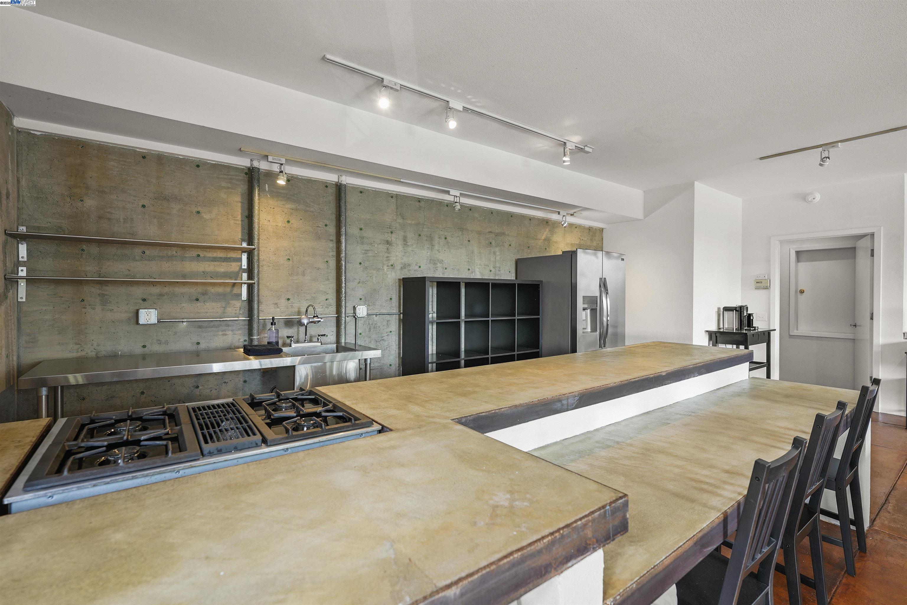Detail Gallery Image 6 of 22 For 1828 Arrowhead Dr, Oakland,  CA 94611 - 2 Beds | 2/1 Baths