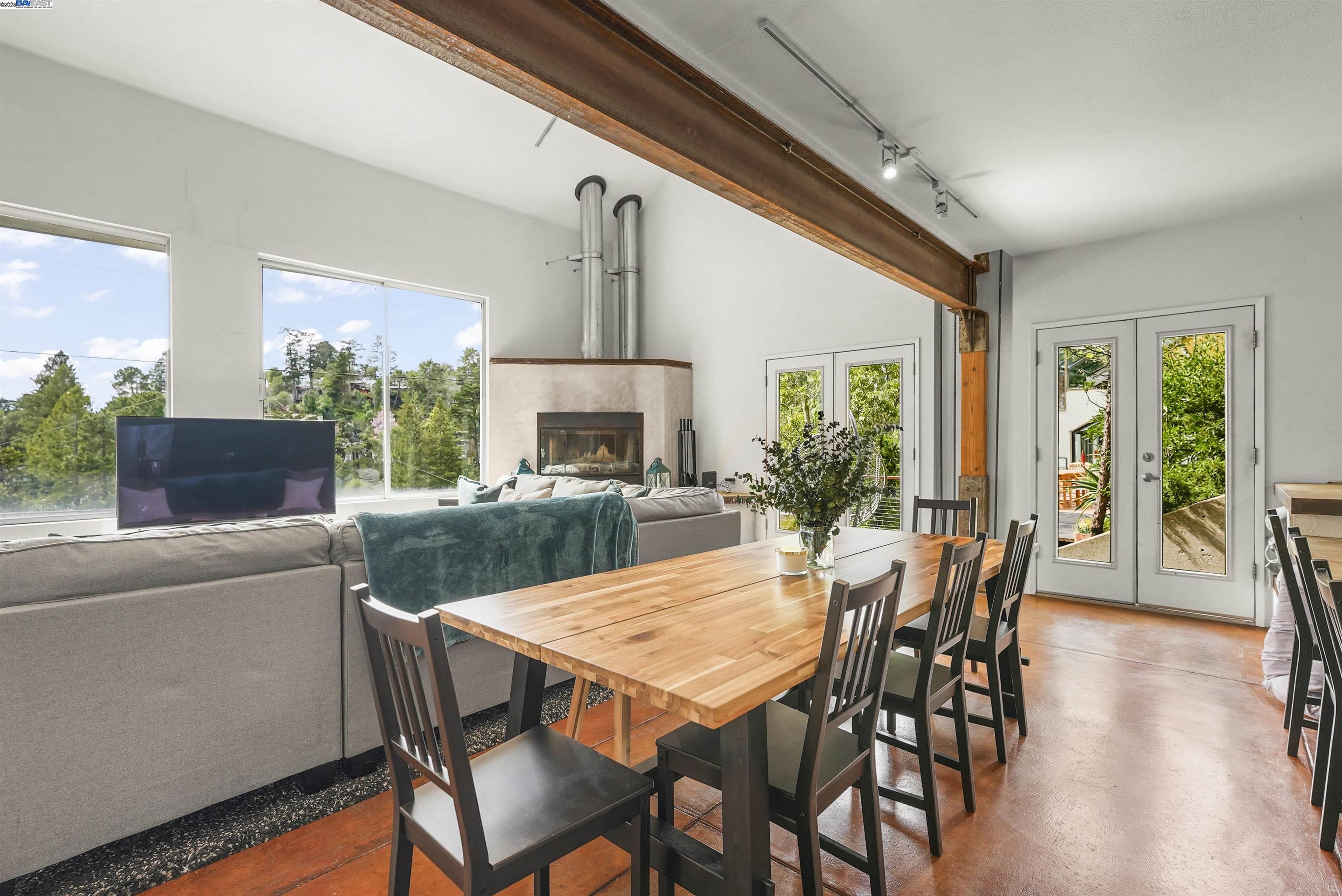 Detail Gallery Image 8 of 22 For 1828 Arrowhead Dr, Oakland,  CA 94611 - 2 Beds | 2/1 Baths