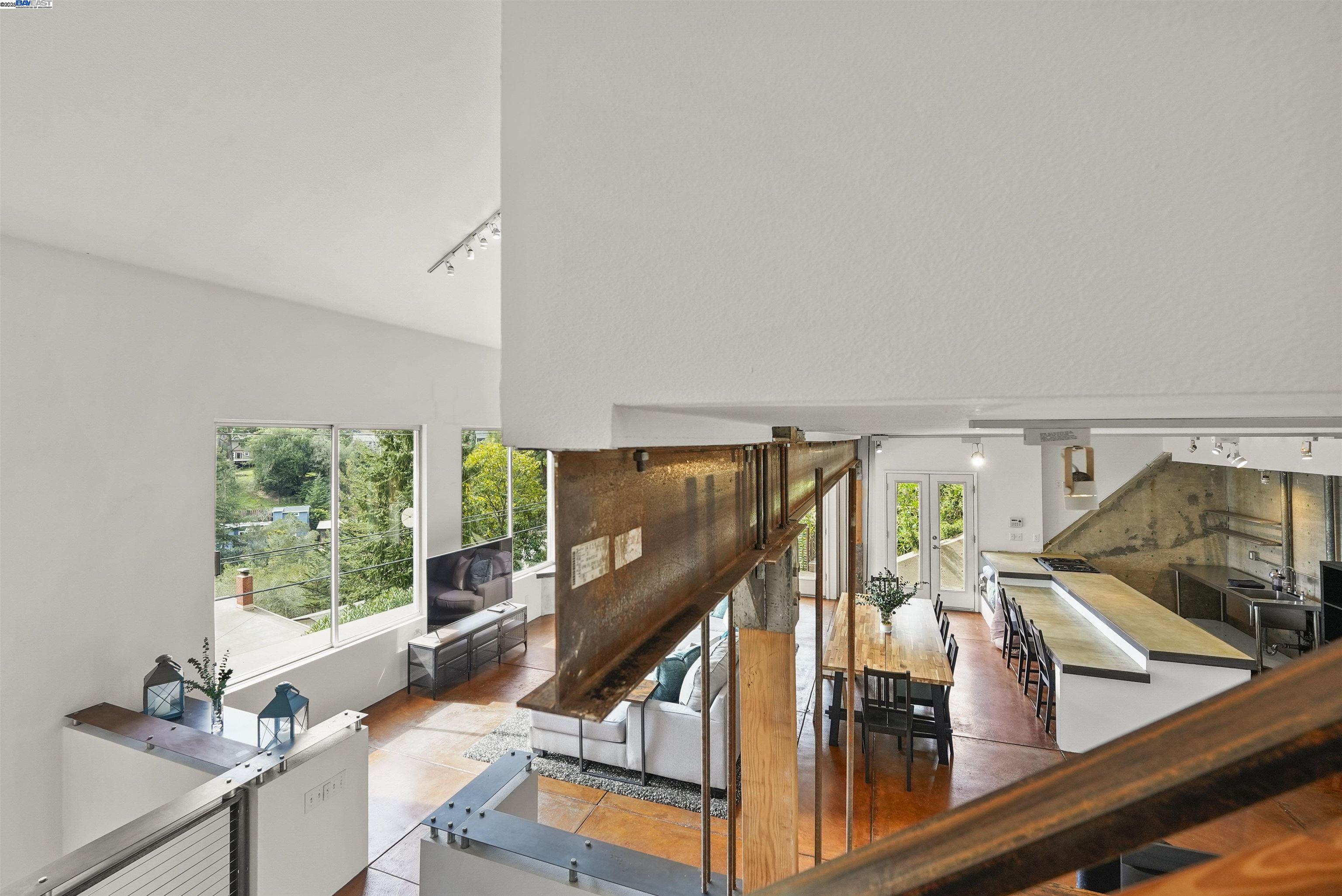 Detail Gallery Image 10 of 22 For 1828 Arrowhead Dr, Oakland,  CA 94611 - 2 Beds | 2/1 Baths