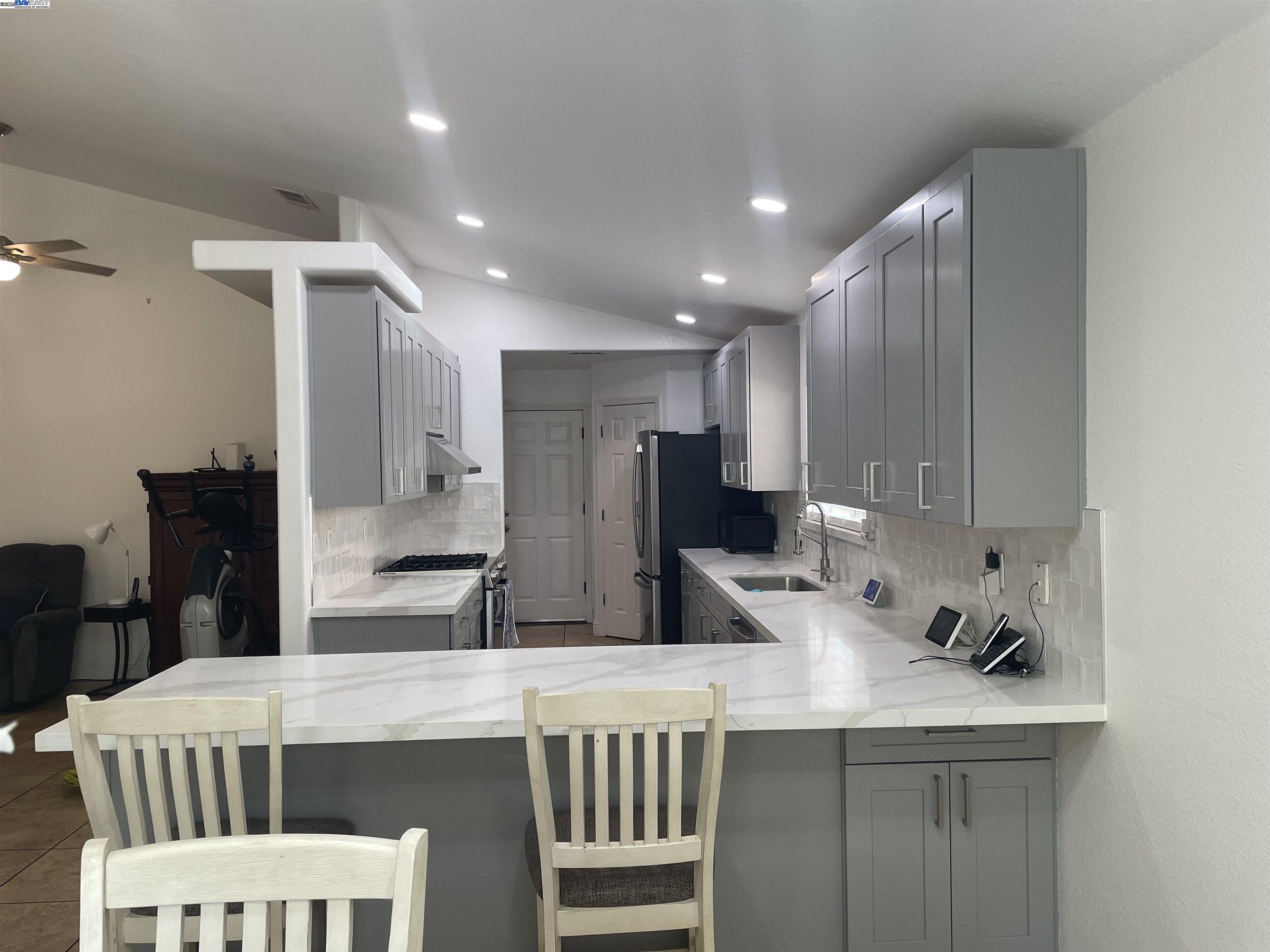Detail Gallery Image 8 of 24 For 3920 Deshler Ln, Stockton,  CA 95206 - 3 Beds | 2 Baths