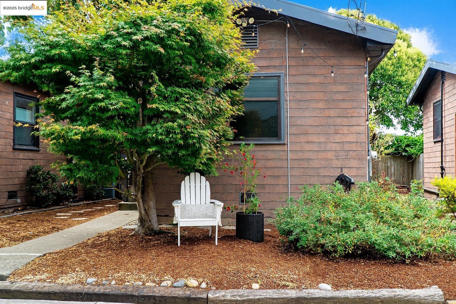 Detail Gallery Image 2 of 25 For 1130 Derby St, Berkeley,  CA 94702 - 1 Beds | 1 Baths