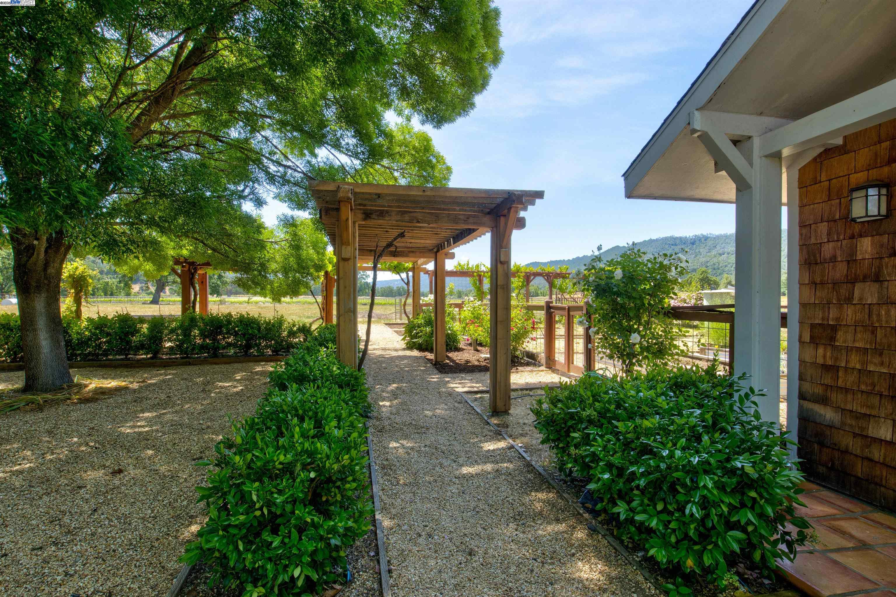 Detail Gallery Image 12 of 32 For 2051 Dollarhide Rd, Saint Helena,  CA 94574 - 2 Beds | 1 Baths